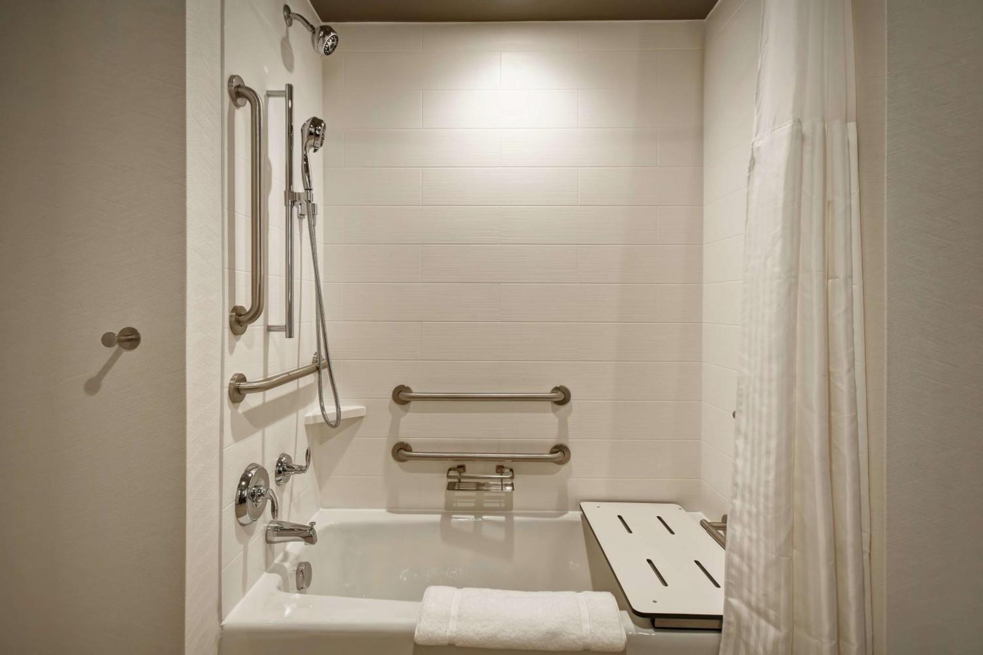 Queen Room Two Queen Beds Mobility Hearing Access
