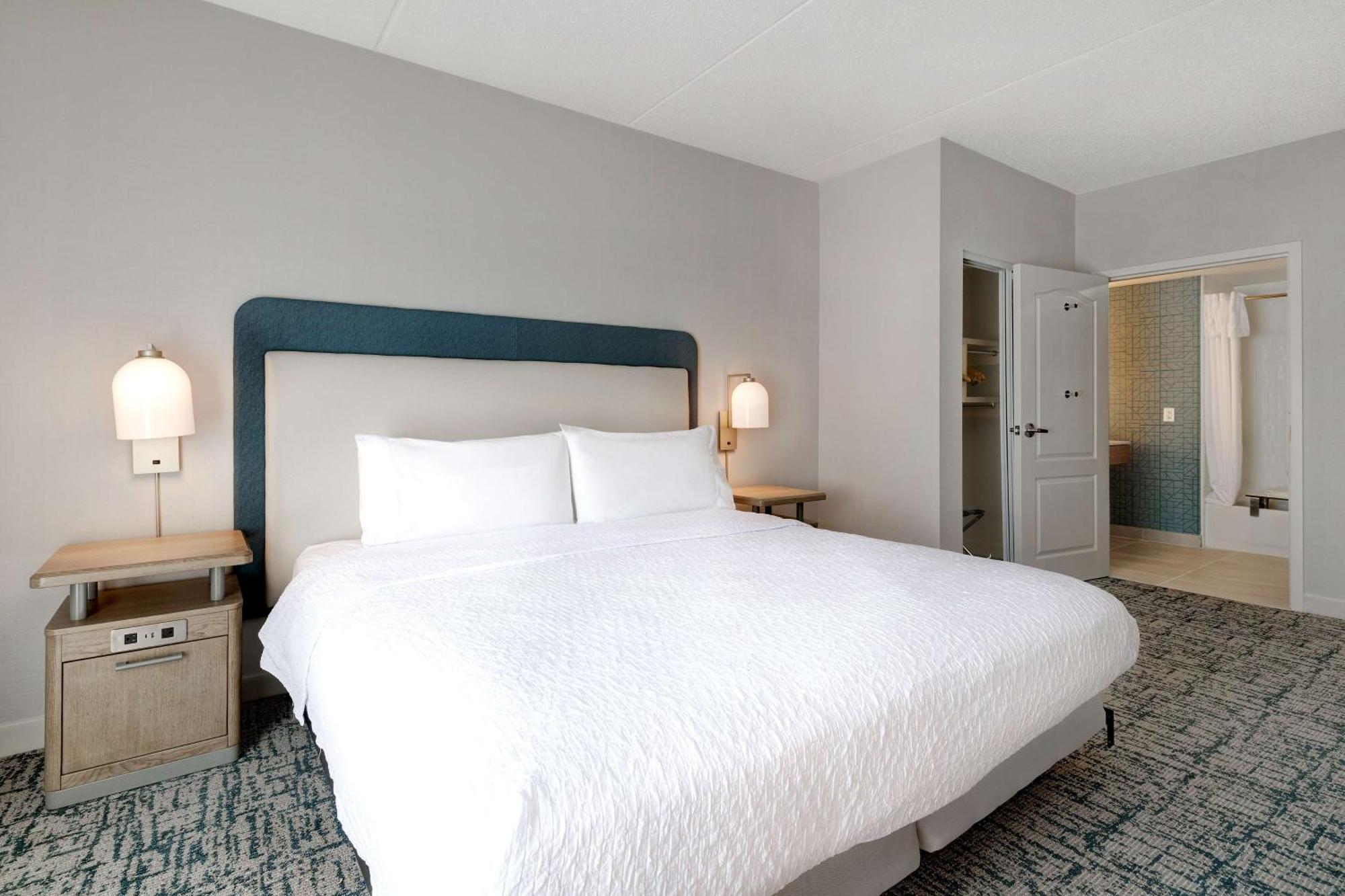 Suite Lit King-Size pour Personnes à Mobilité Réduite / Malentendantes avec Baignoire