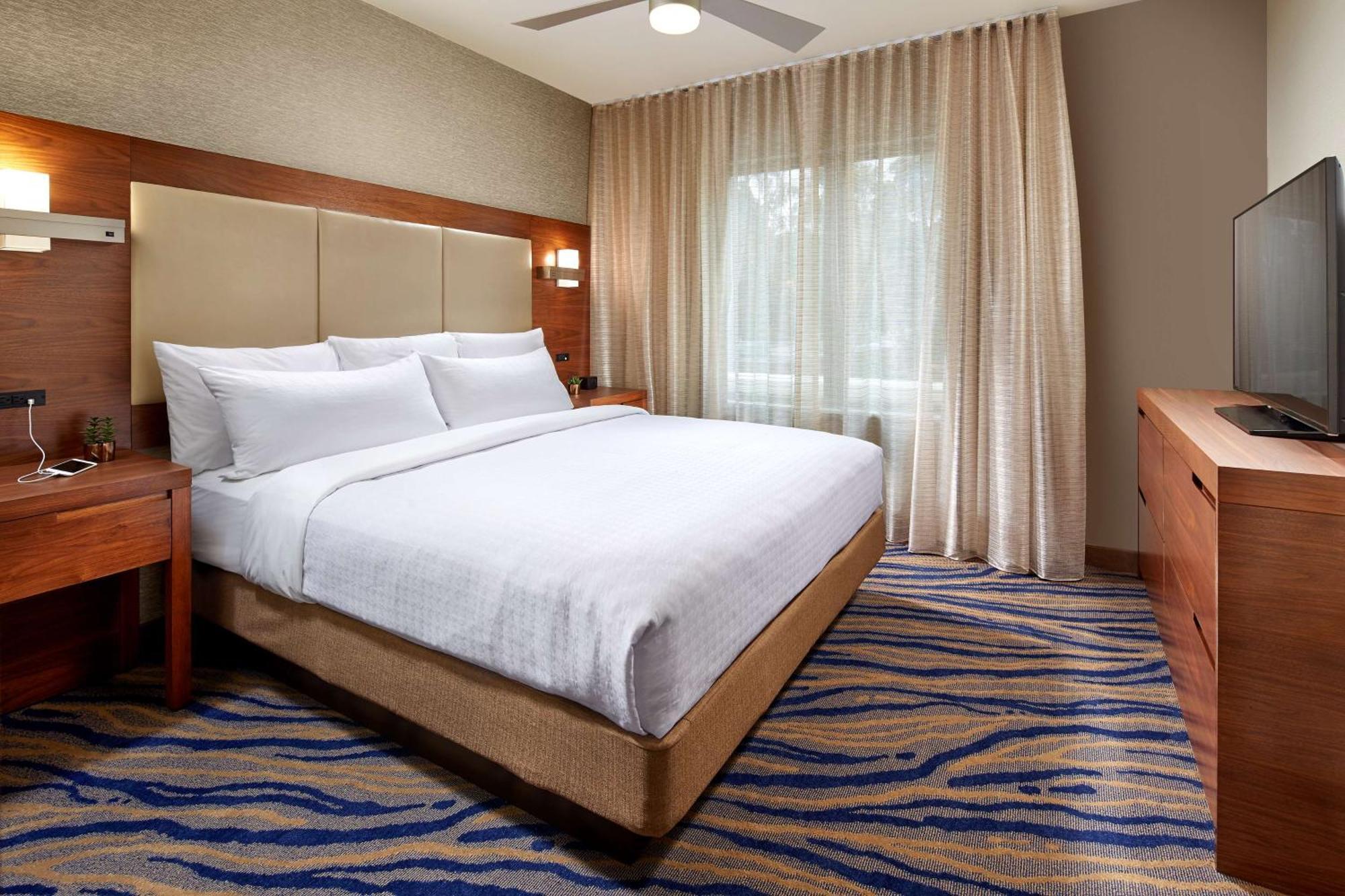 One-Bedroom King Suite - Non-Smoking