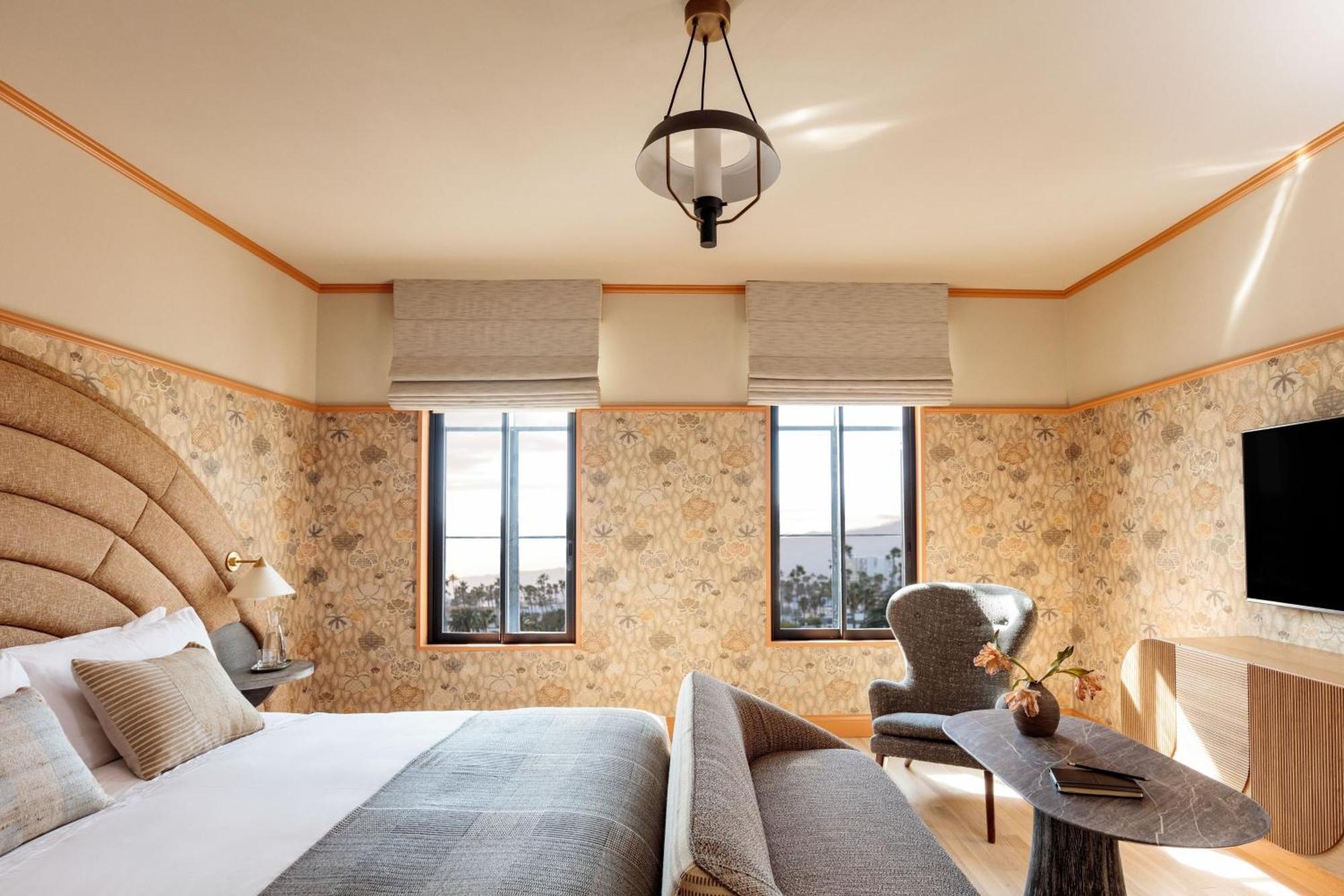 Landmark Deluxe Queen Guest room 1 Queen