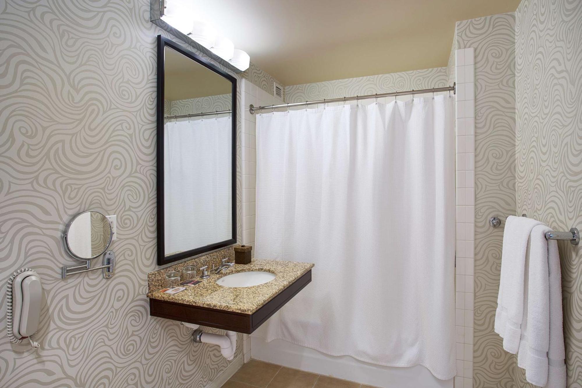 Deluxe King Room Tub Mobility Accessible