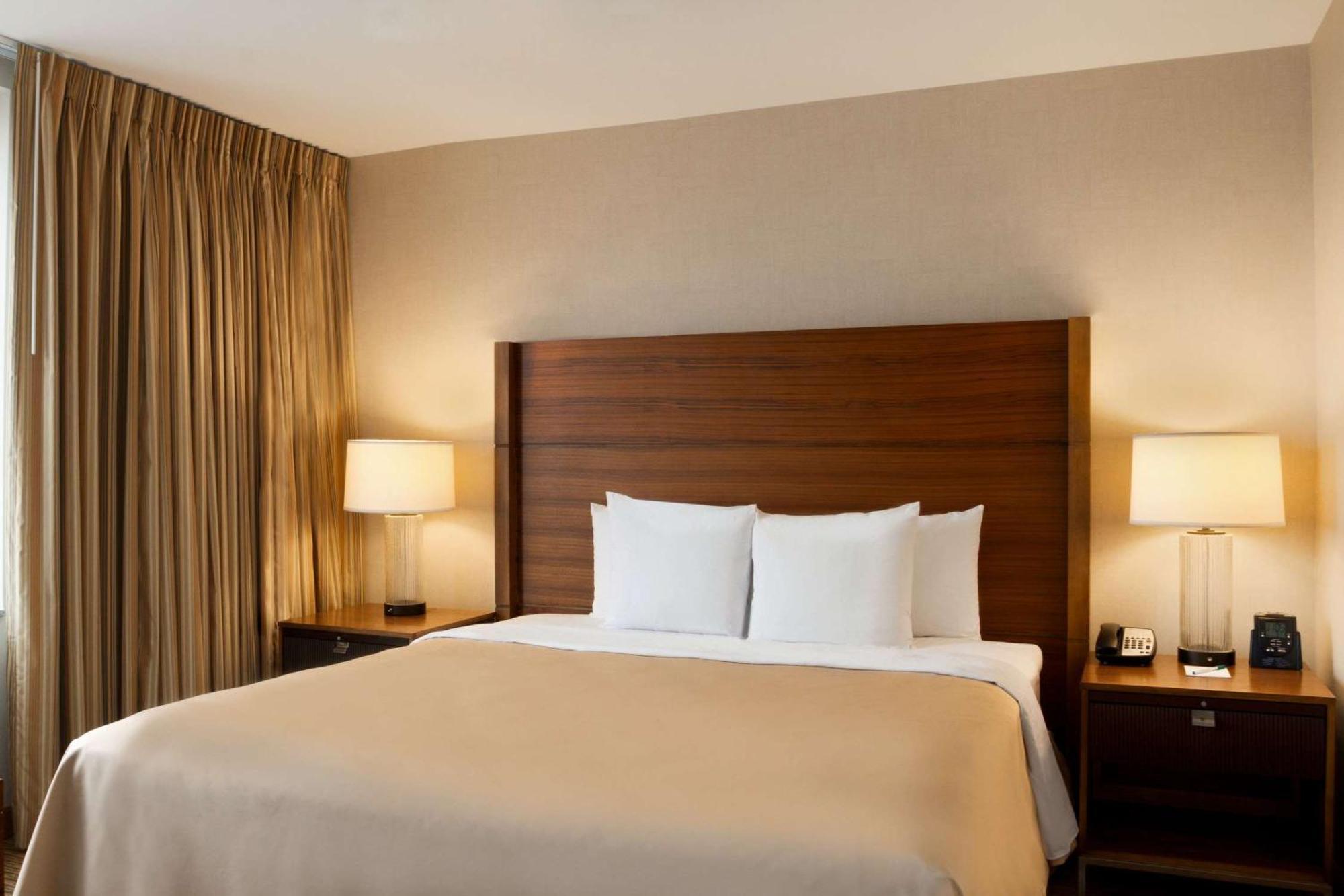 Suite mit 1 Schlafzimmer mit Kingsize-Bett und Stadtblick