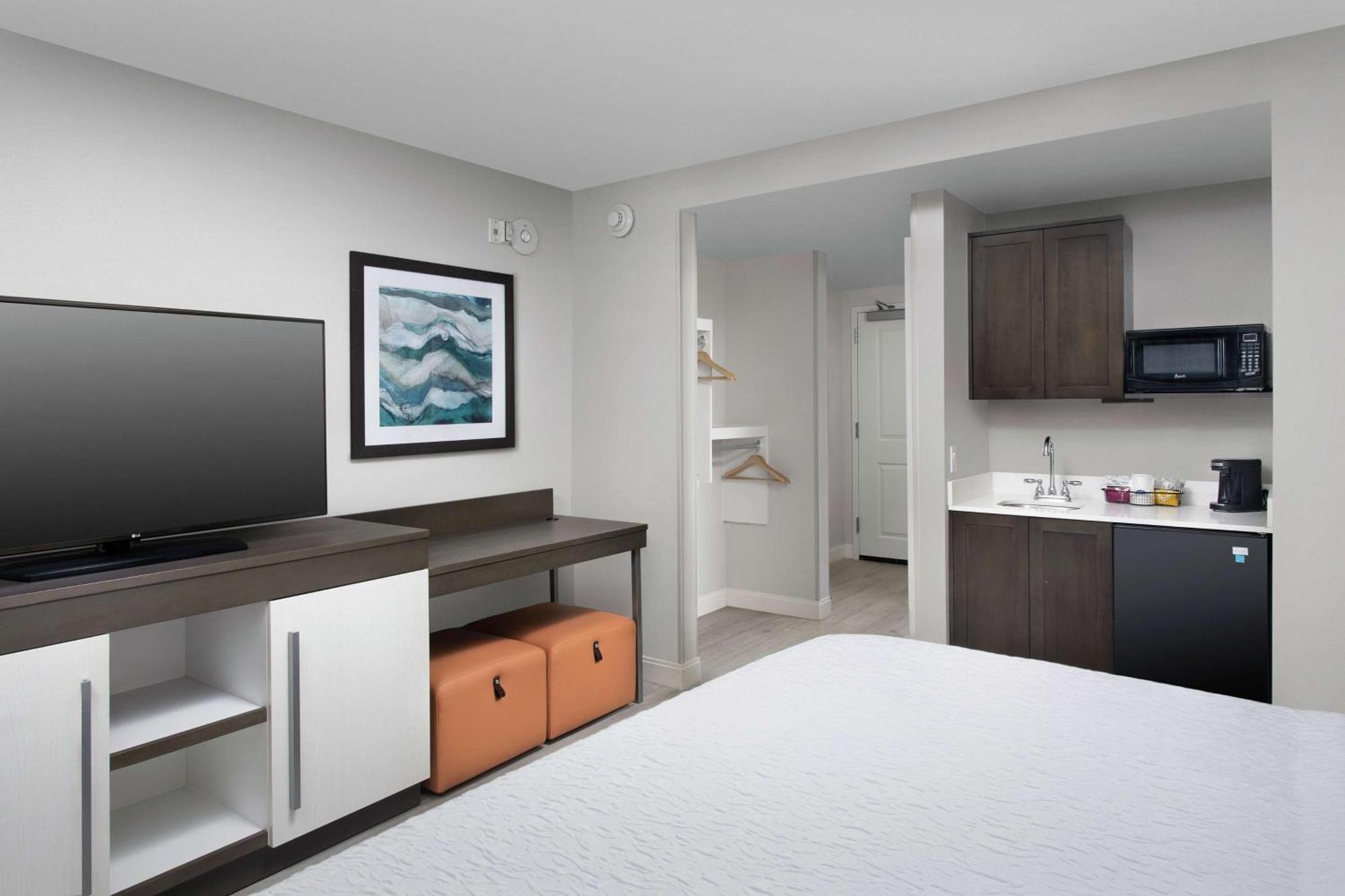 King Room with Roll-in Shower - Mobility Accessible/Non-Smoking