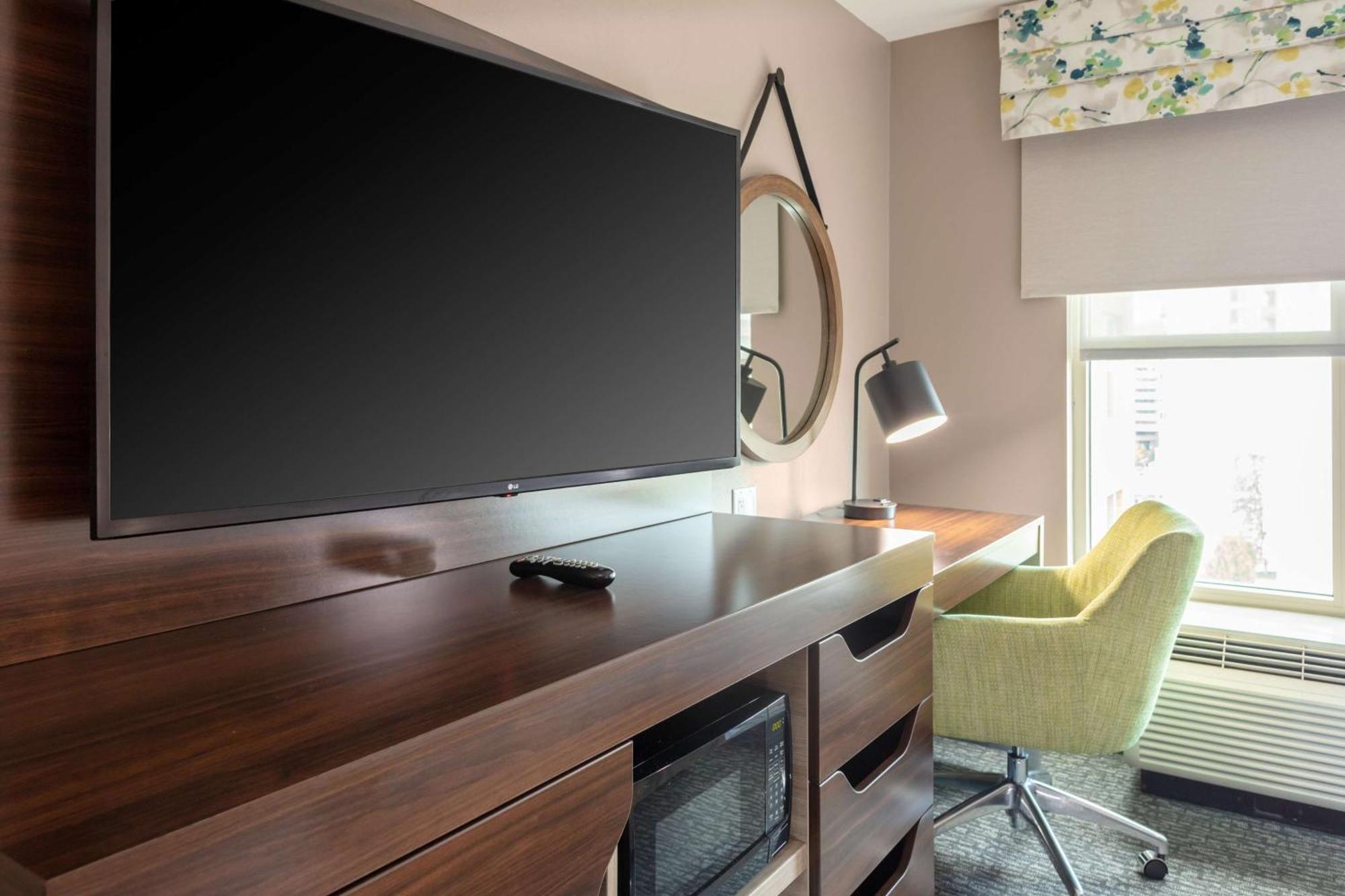 King Room Bath Tub Mobility Access