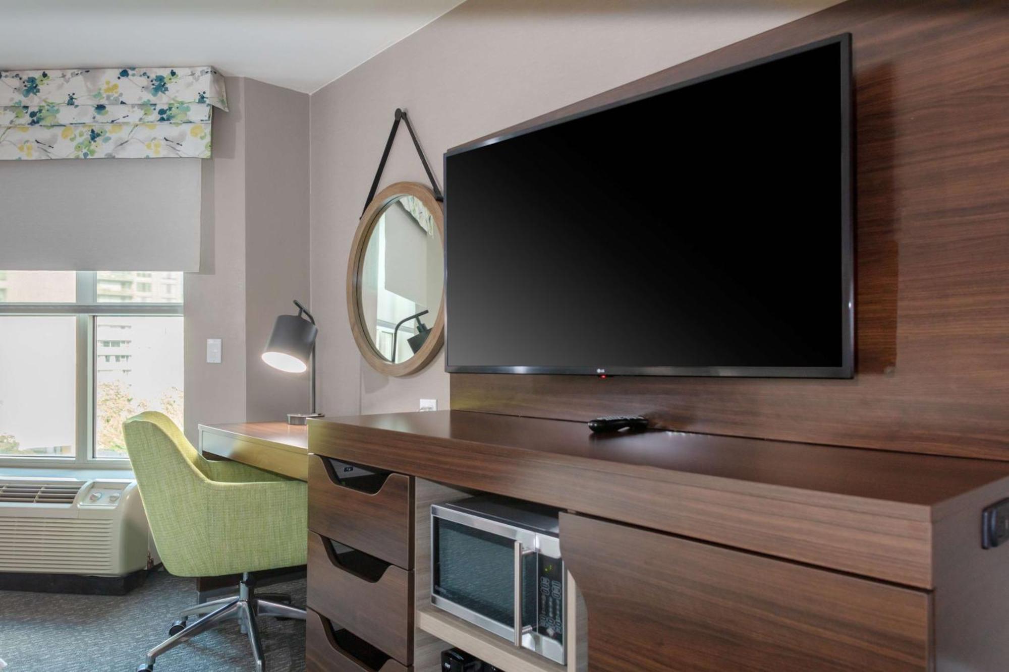 King Room Bath Tub Mobility Access