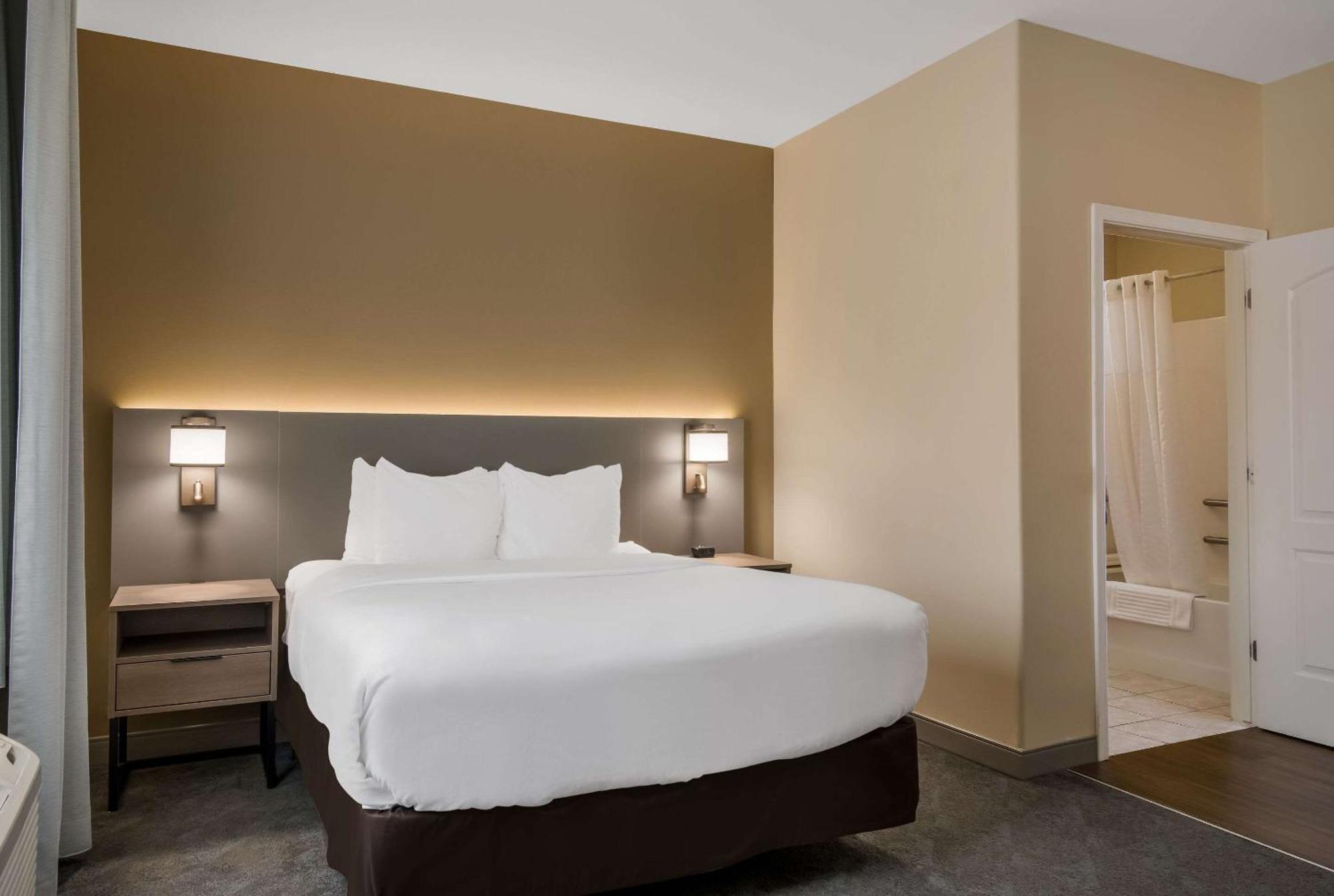 Standard Queen Room with Tub- Mobility Accessible/Non-Smoking