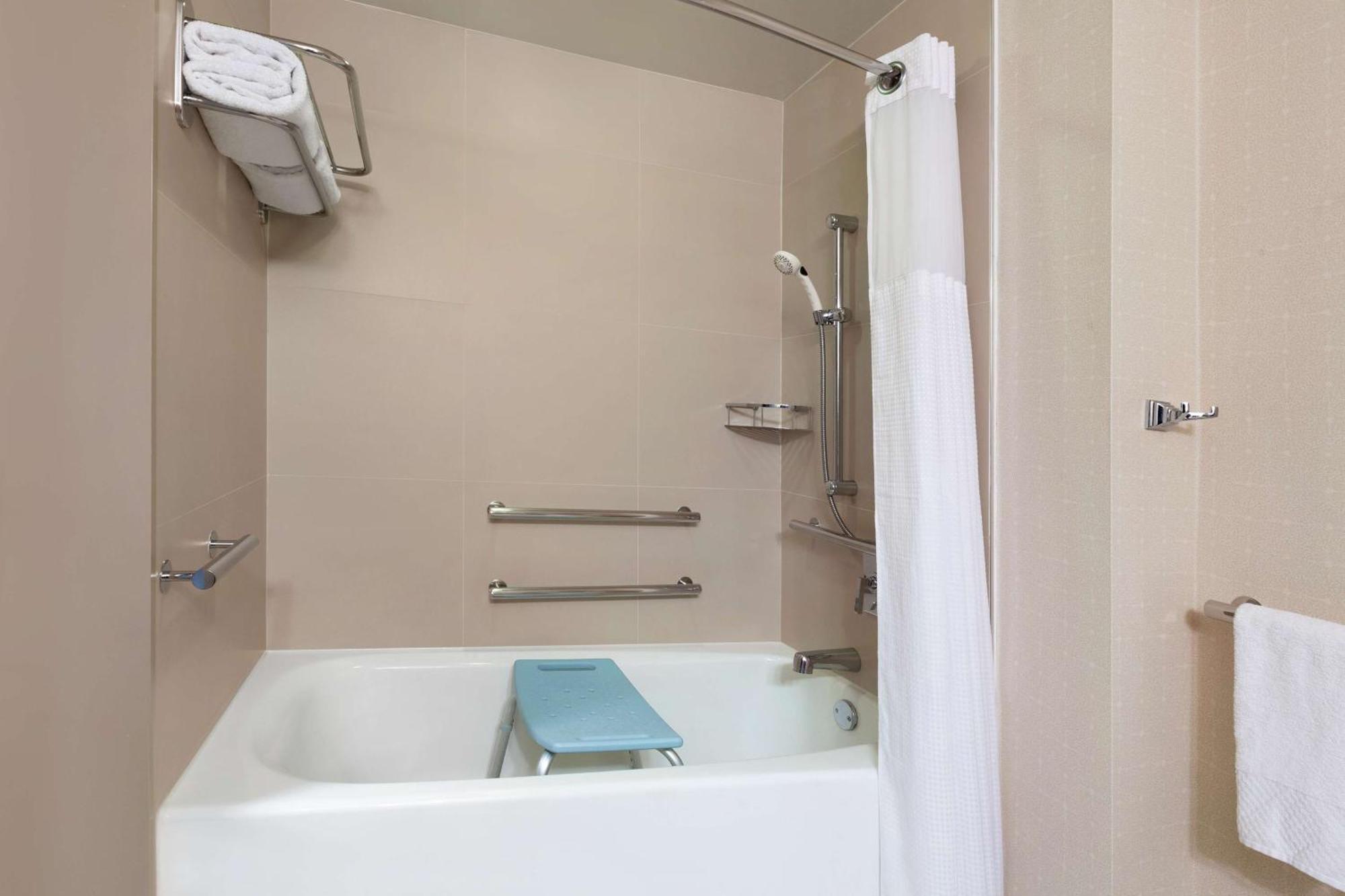 King Room Mobility Accessible Tub City View,1552441399:JPEG