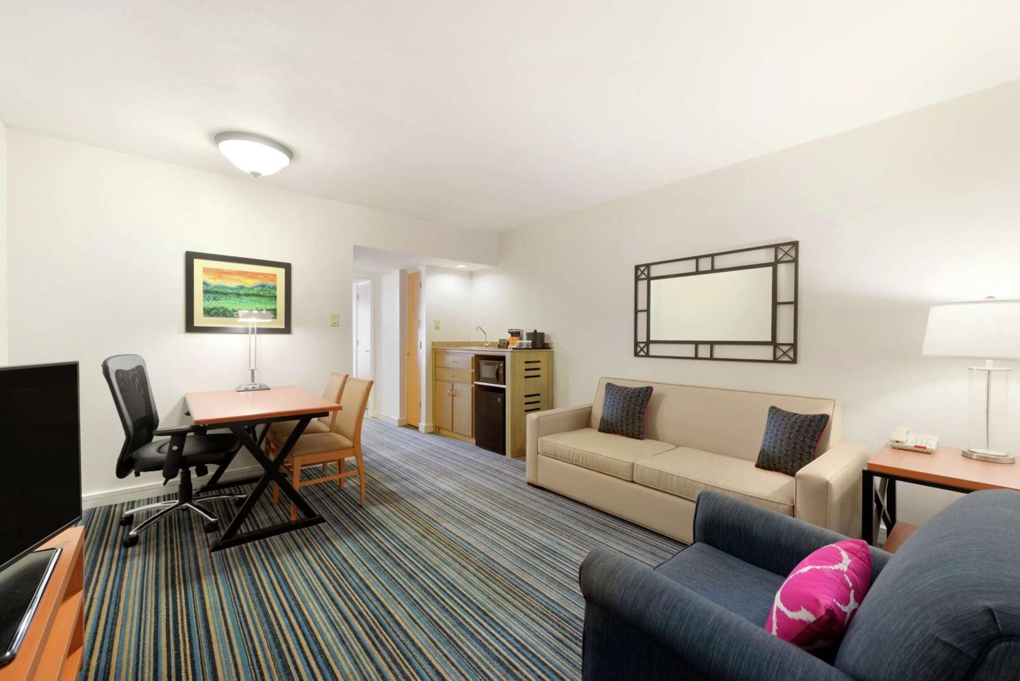 Suite con cama extragrande y vistas al mar