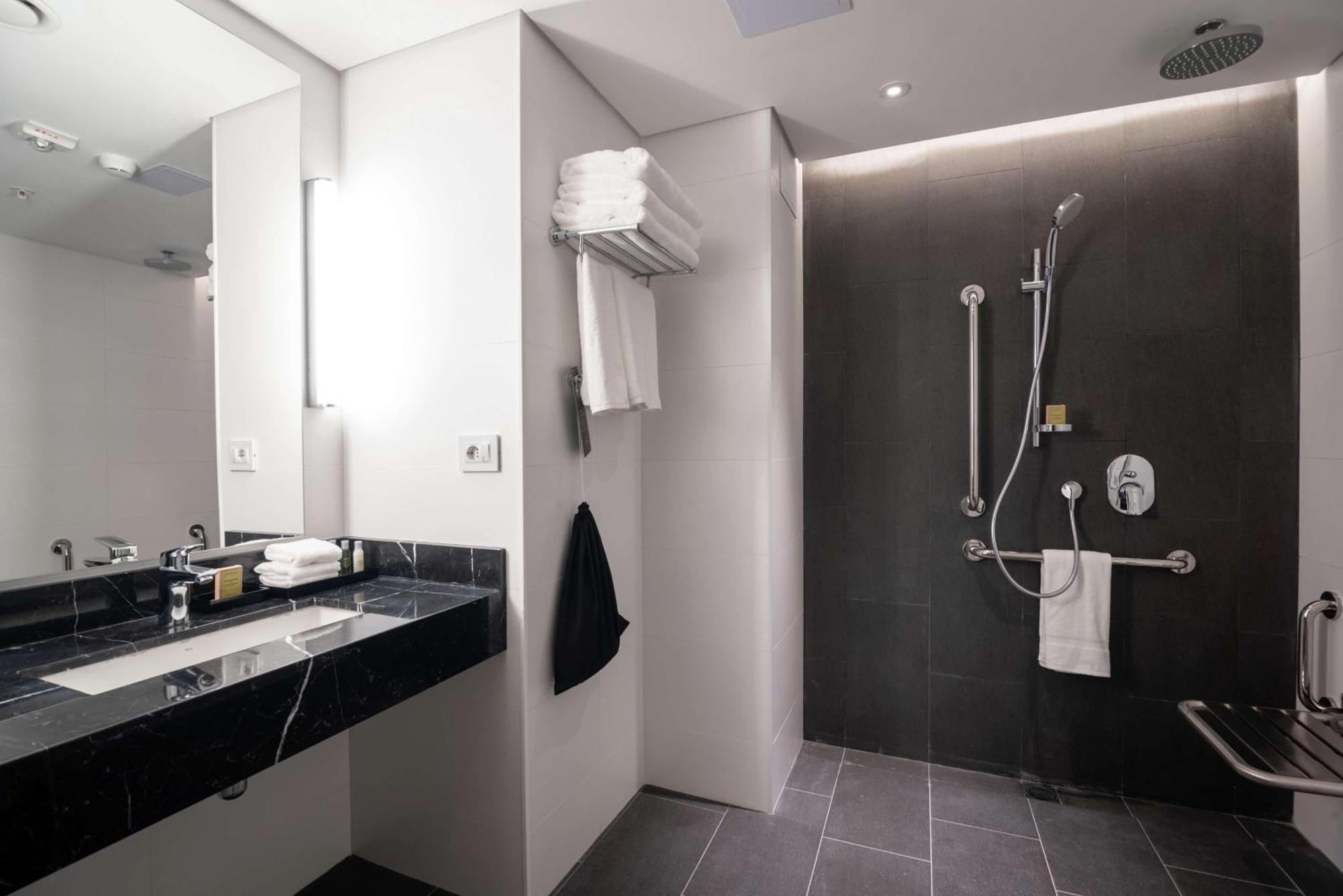 Queen Room Two Queen Beds Roll Shower Mobility Hearing Access