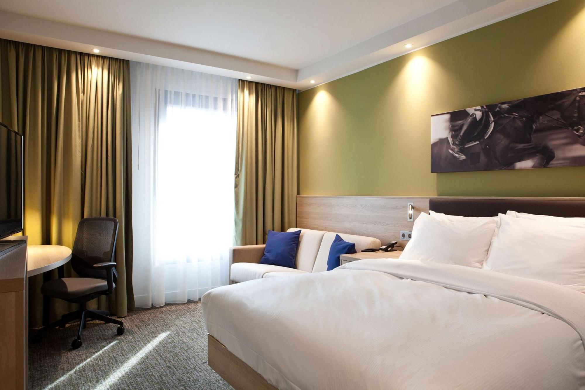 Queen Room with Sofa Bed - Non-Smoking