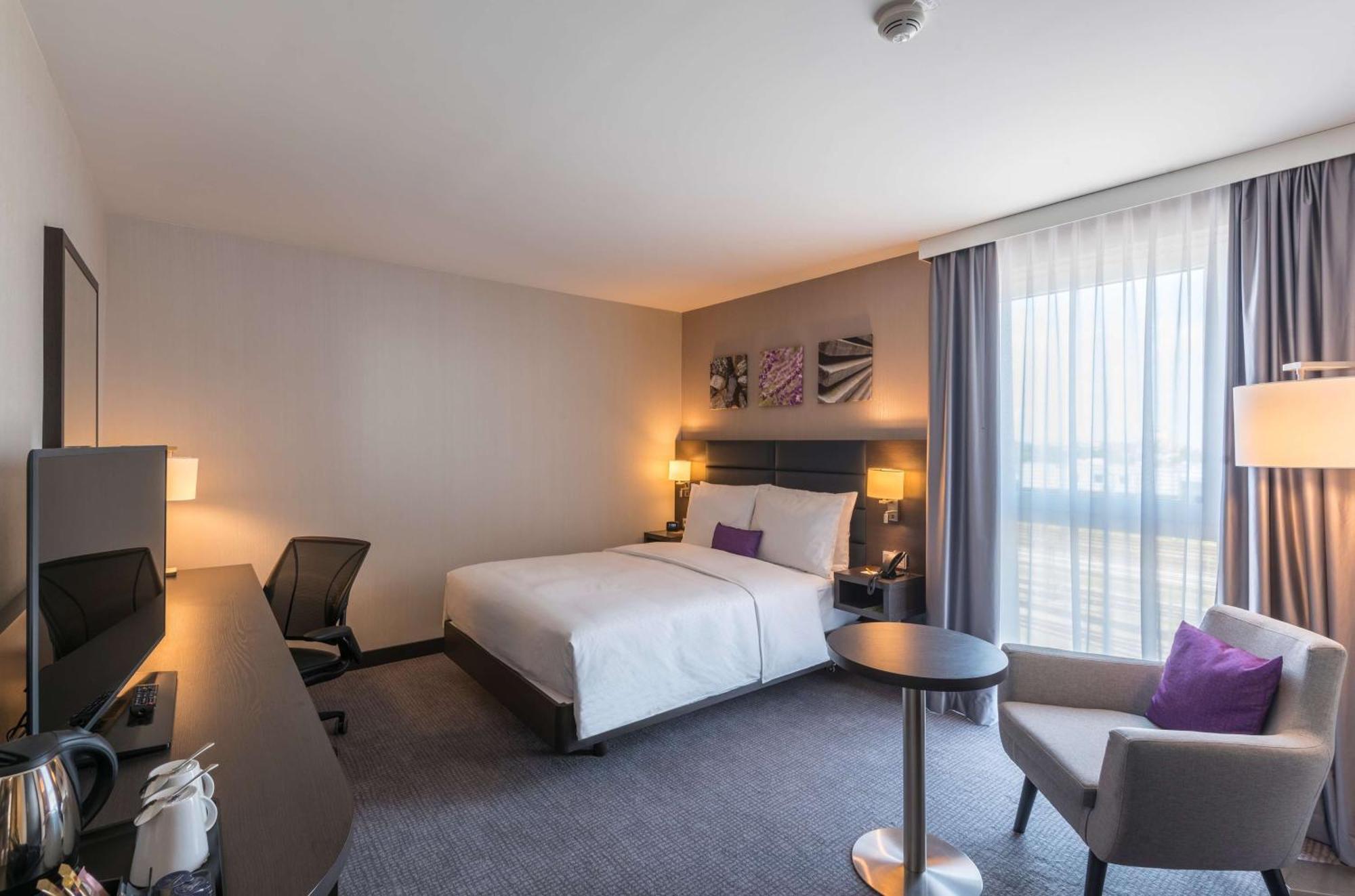 Zimmer mit Kingsize-Bett