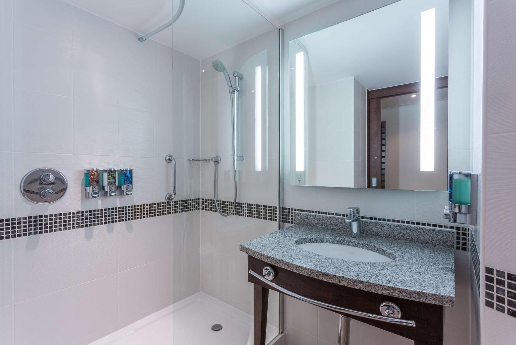 Queen Room with Roll-In Shower - Mobility Accessible/Non-Smoking