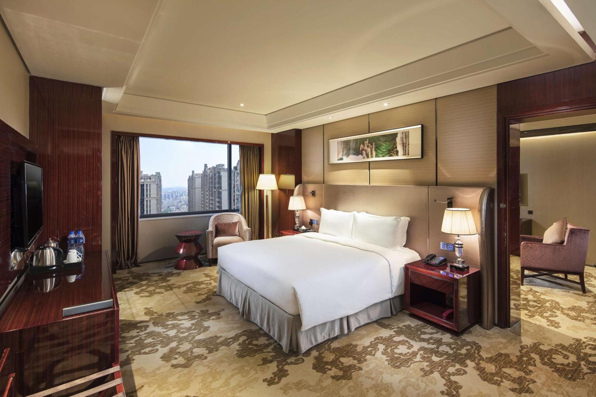 One-Bedroom King Suite - Lounge Access