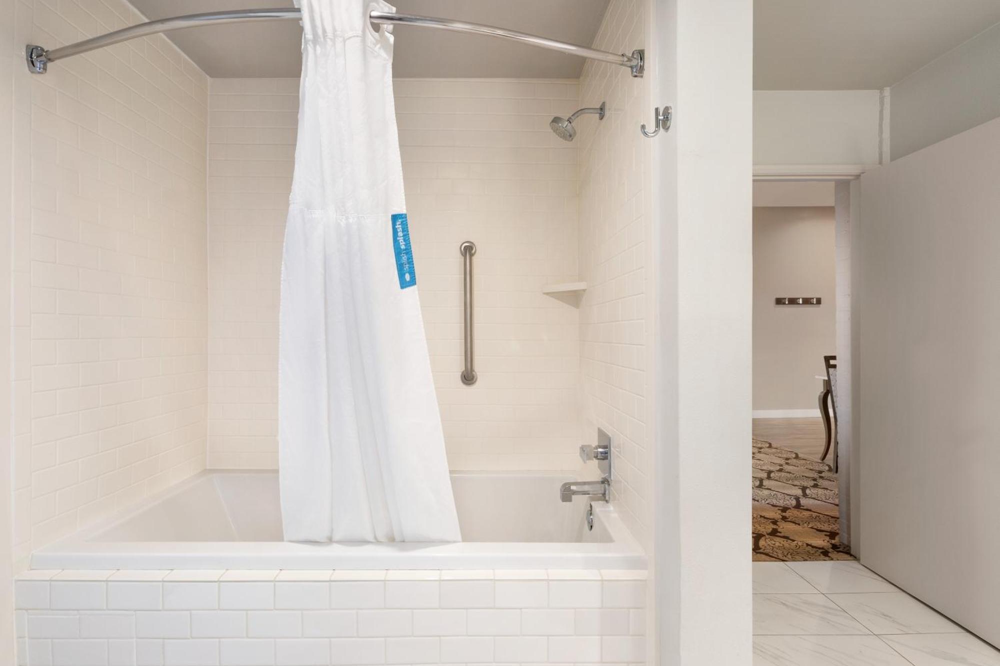 King Suite with Spa Bath - Non-Smoking