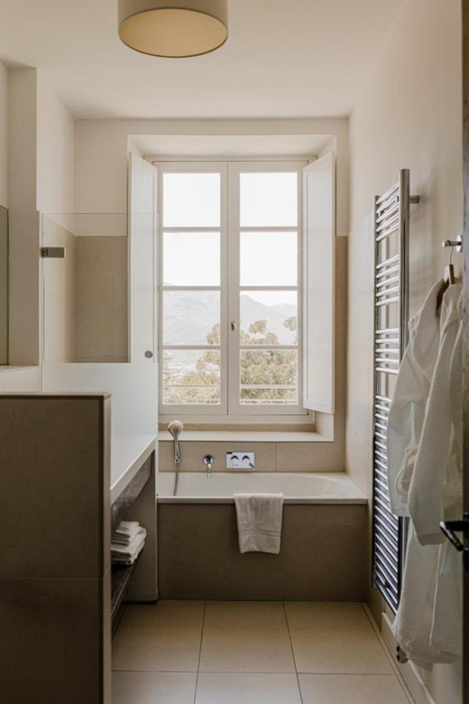 Deluxe Double Room Shower