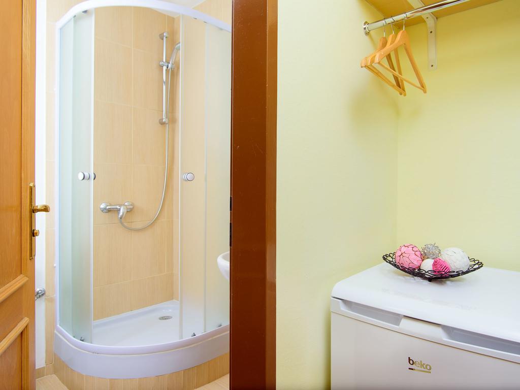King Room with Sofa Bed and Adapted Tub - Mobility Accessible