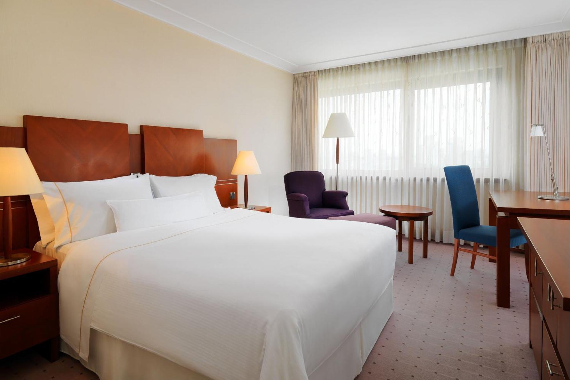 Deluxe Kamer met 1 Queensize Bed en Uitzicht op de Stad - Rookvrij