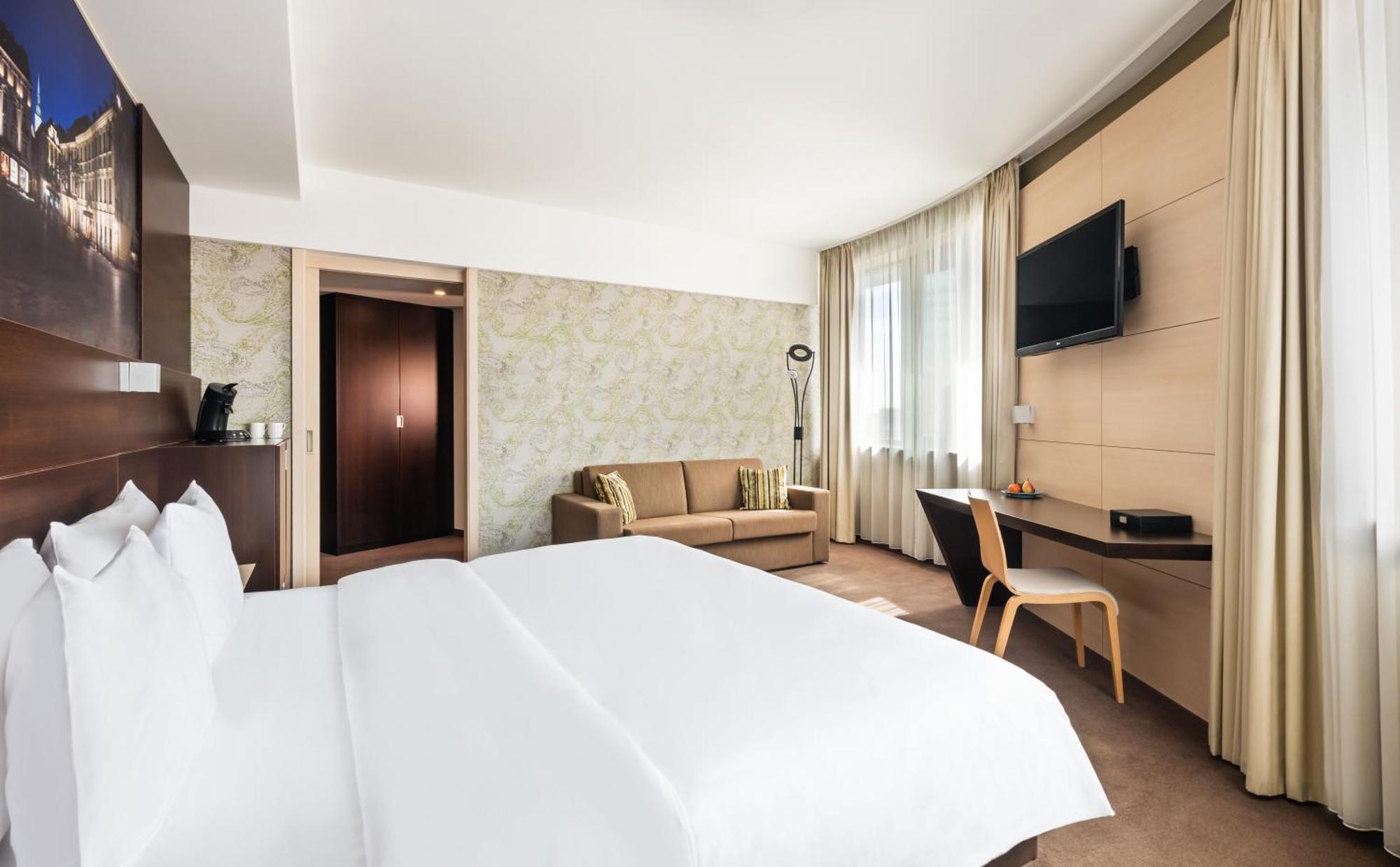 Deluxe Zimmer mit Kingsize-Bett und Stadtblick