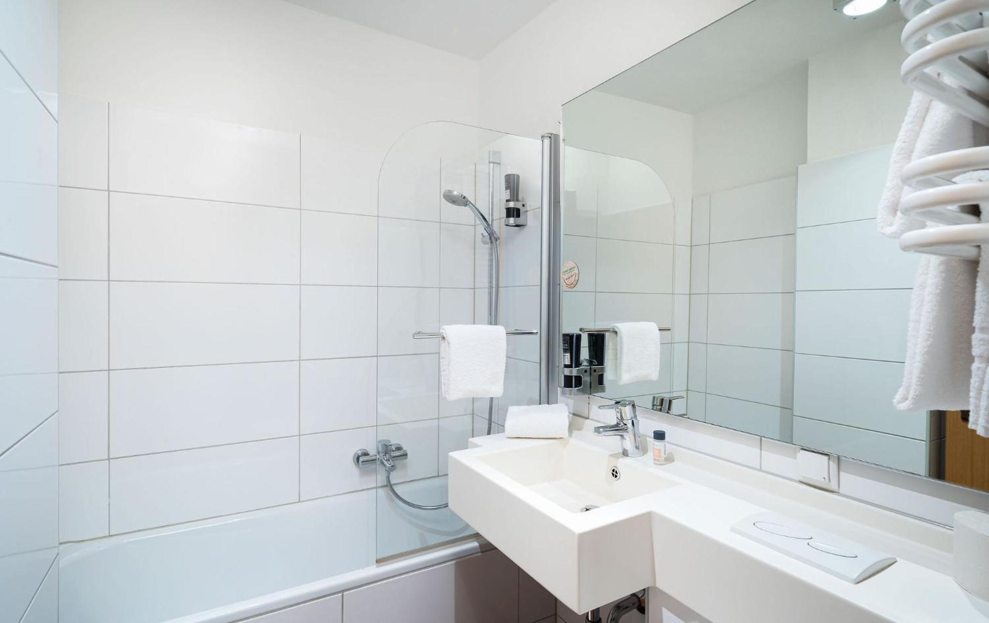 Doppelzimmer „Comfy Maxy" zum Teil mit Balkon