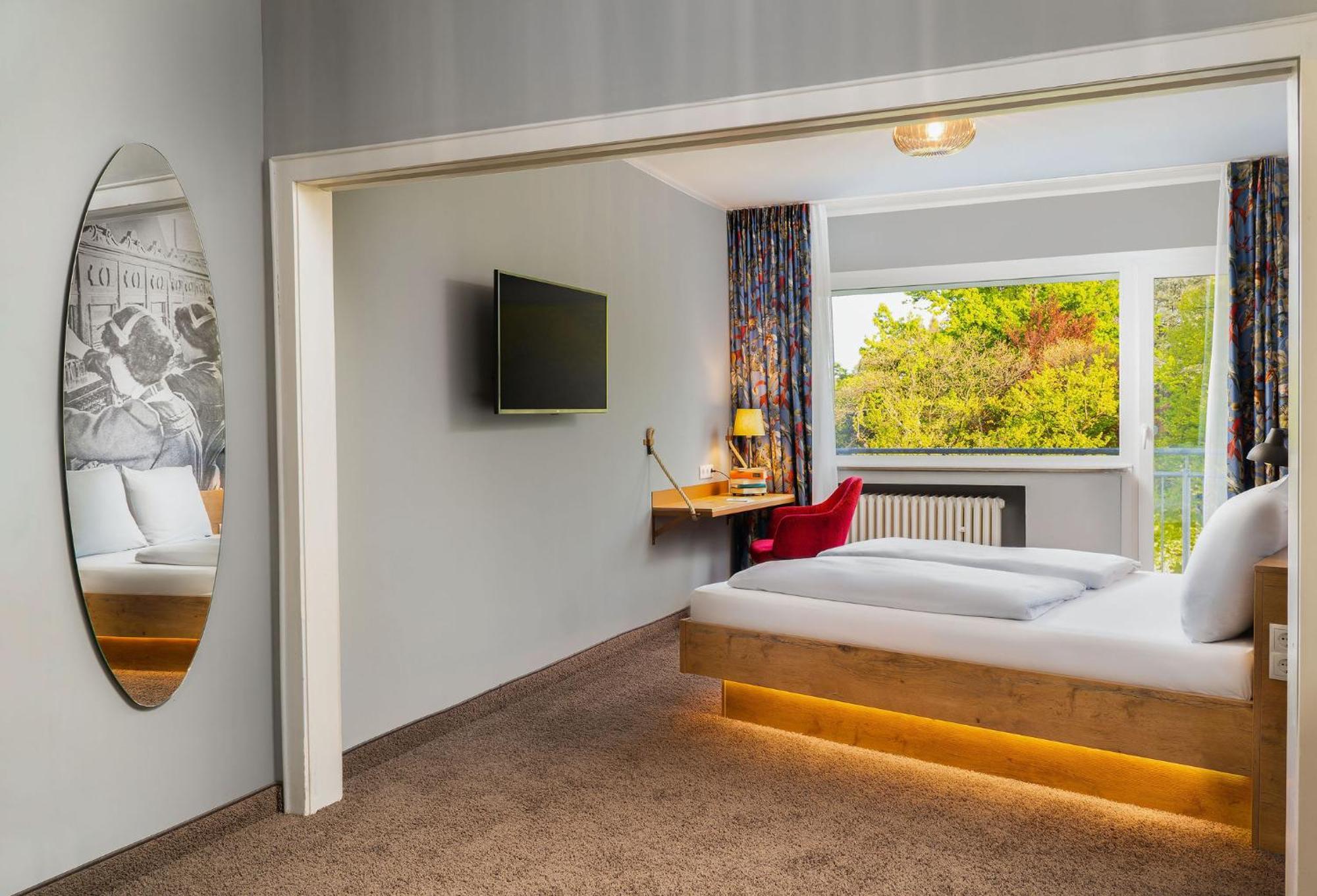 Doppelzimmer „Comfy Maxy" zum Teil mit Balkon