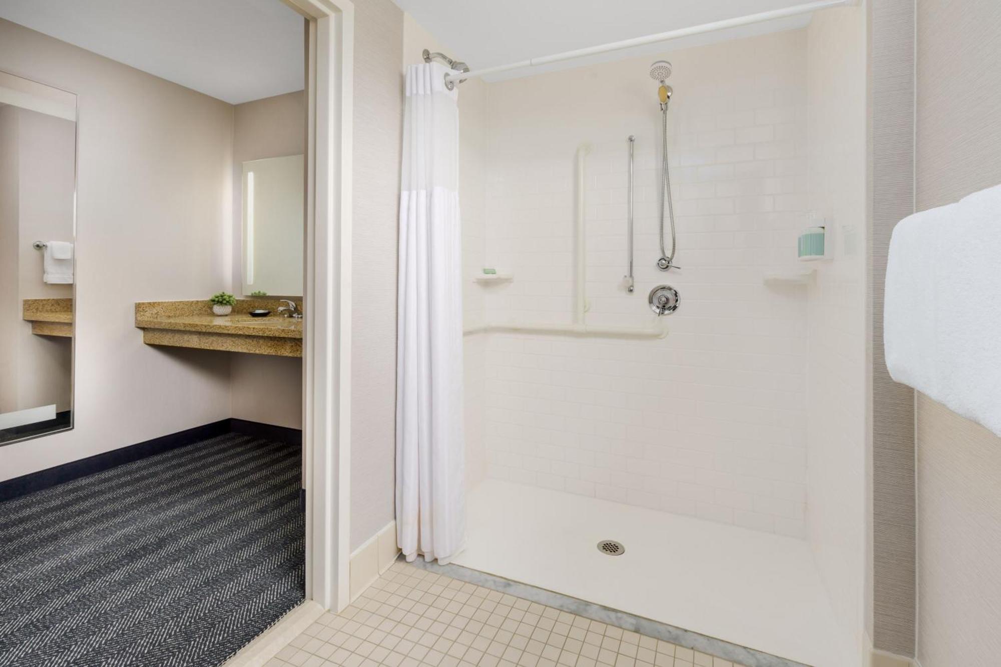 Queen Room Two Queen Beds Hearing Accessible