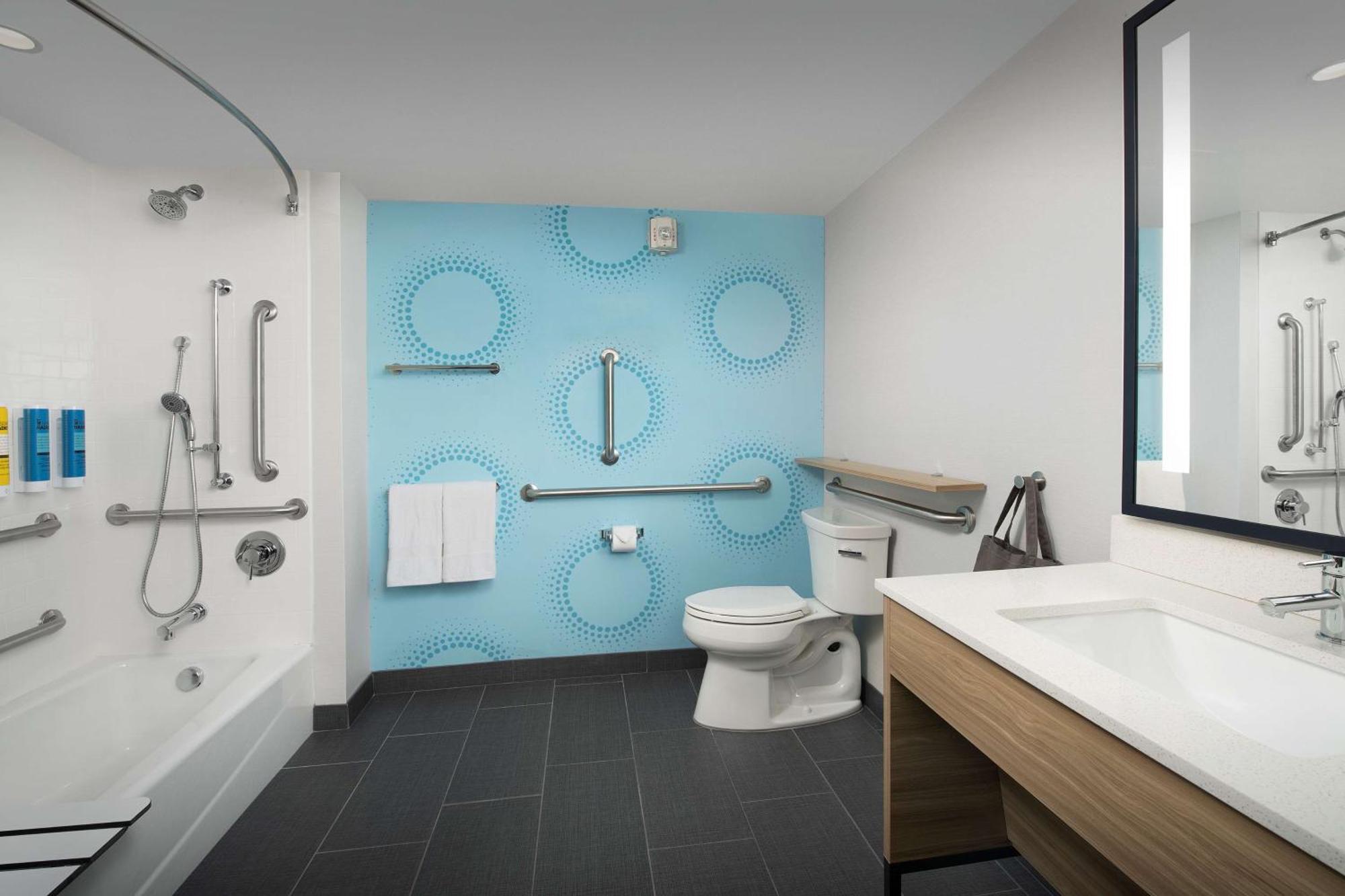King Room with Bath Tub - Mobility Access