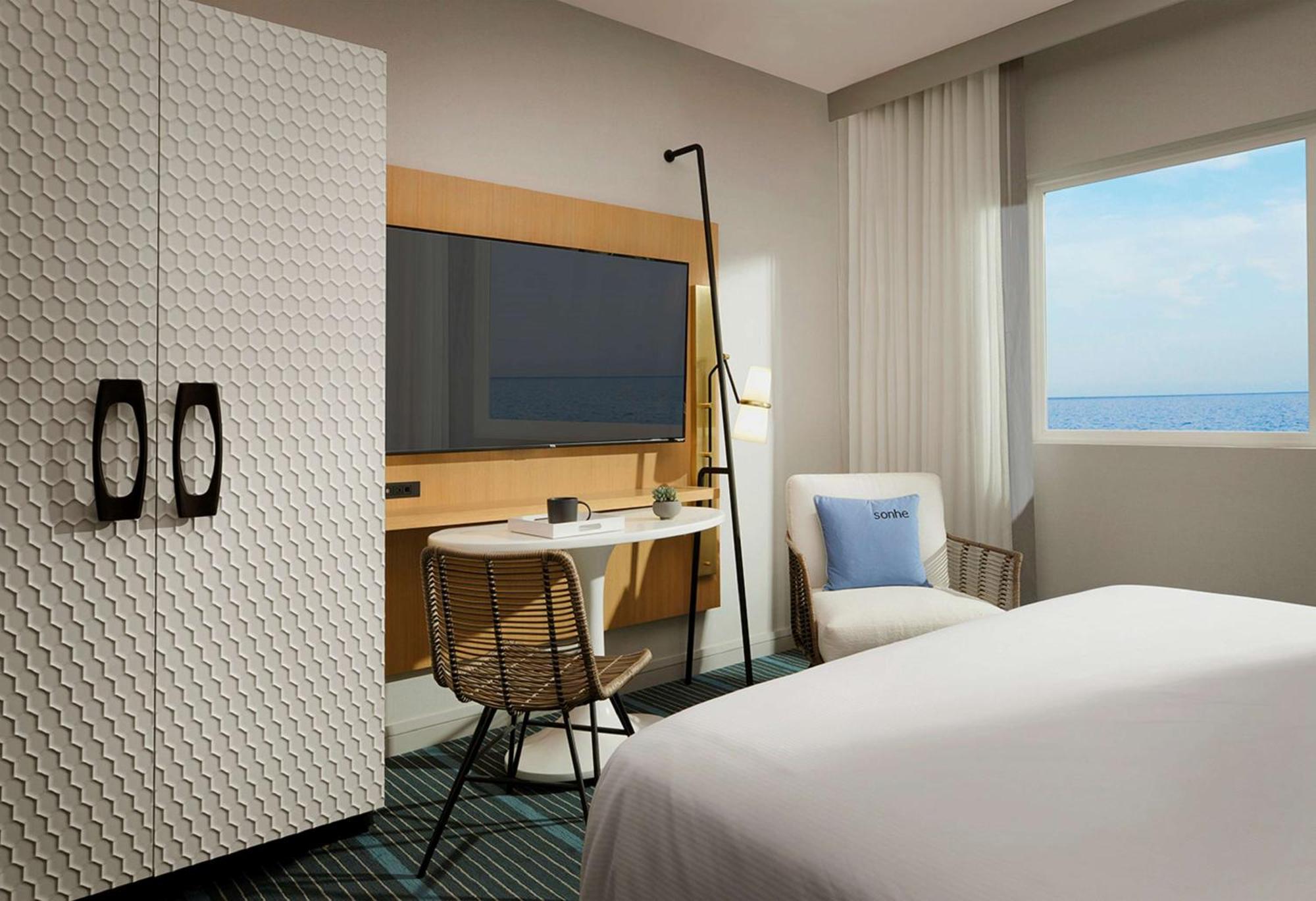 Queen Deluxe Room