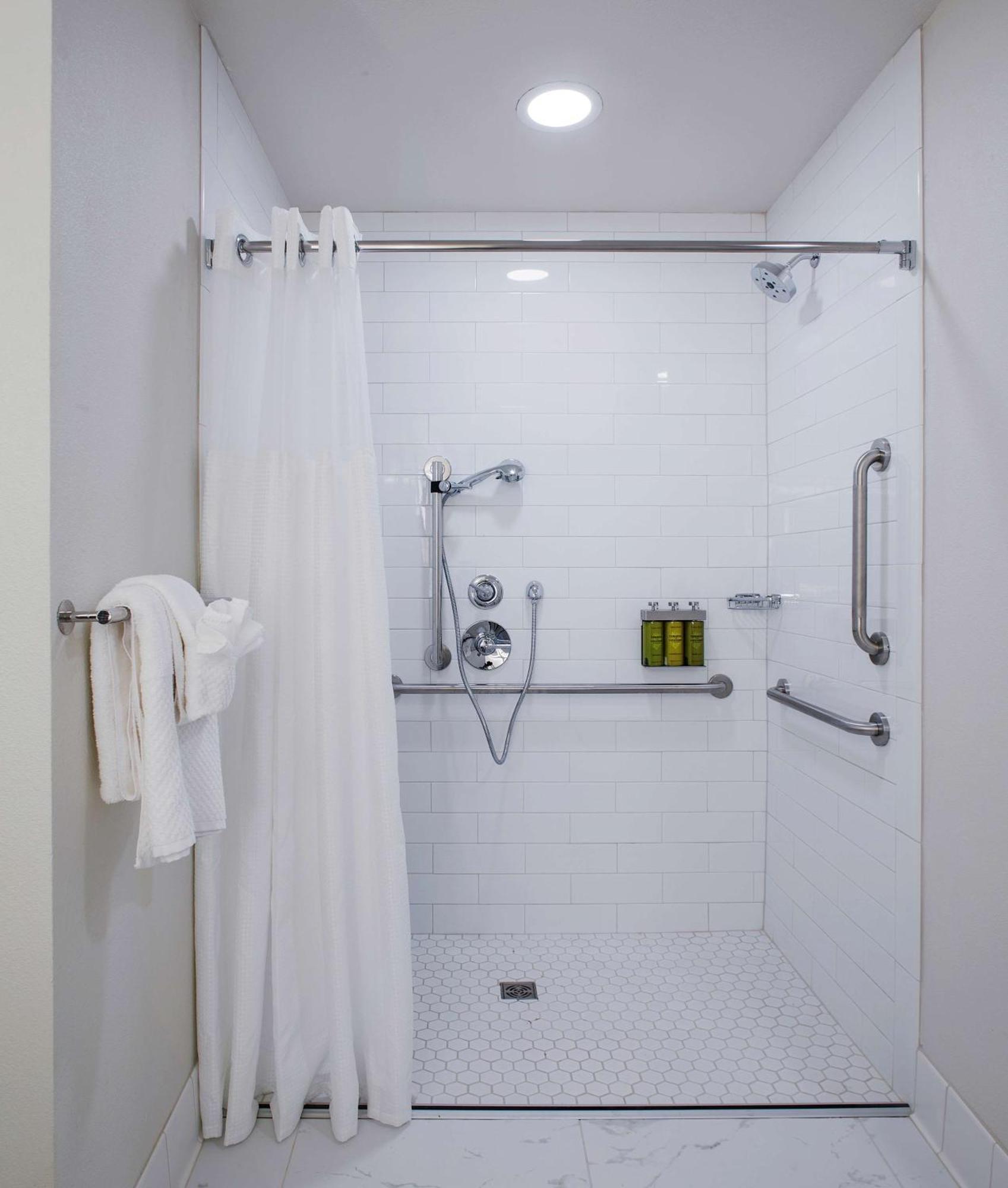 King Room with Roll-In Shower - Mobility Access