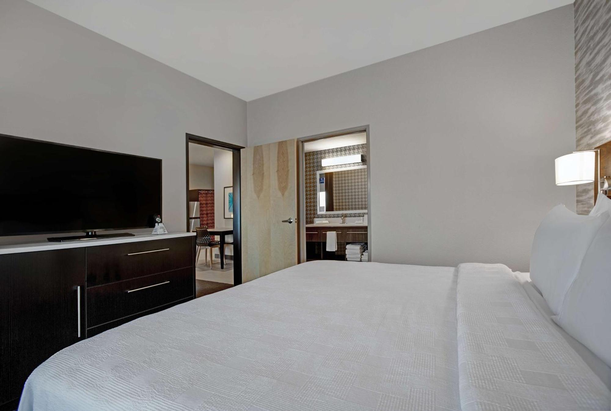 One-Bedroom King Suite - Non-Smoking