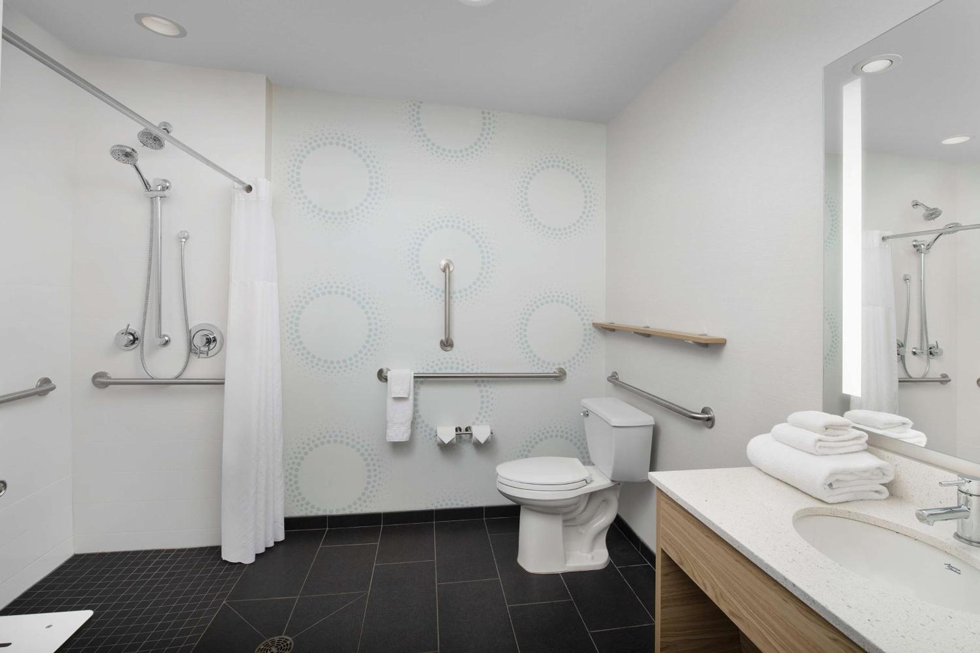 Queen Room with Two Queen Beds and Roll-In Shower - Mobility Access