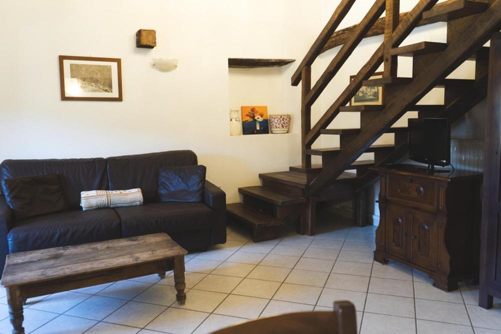 One-Bedroom Apartment Sofa Bed