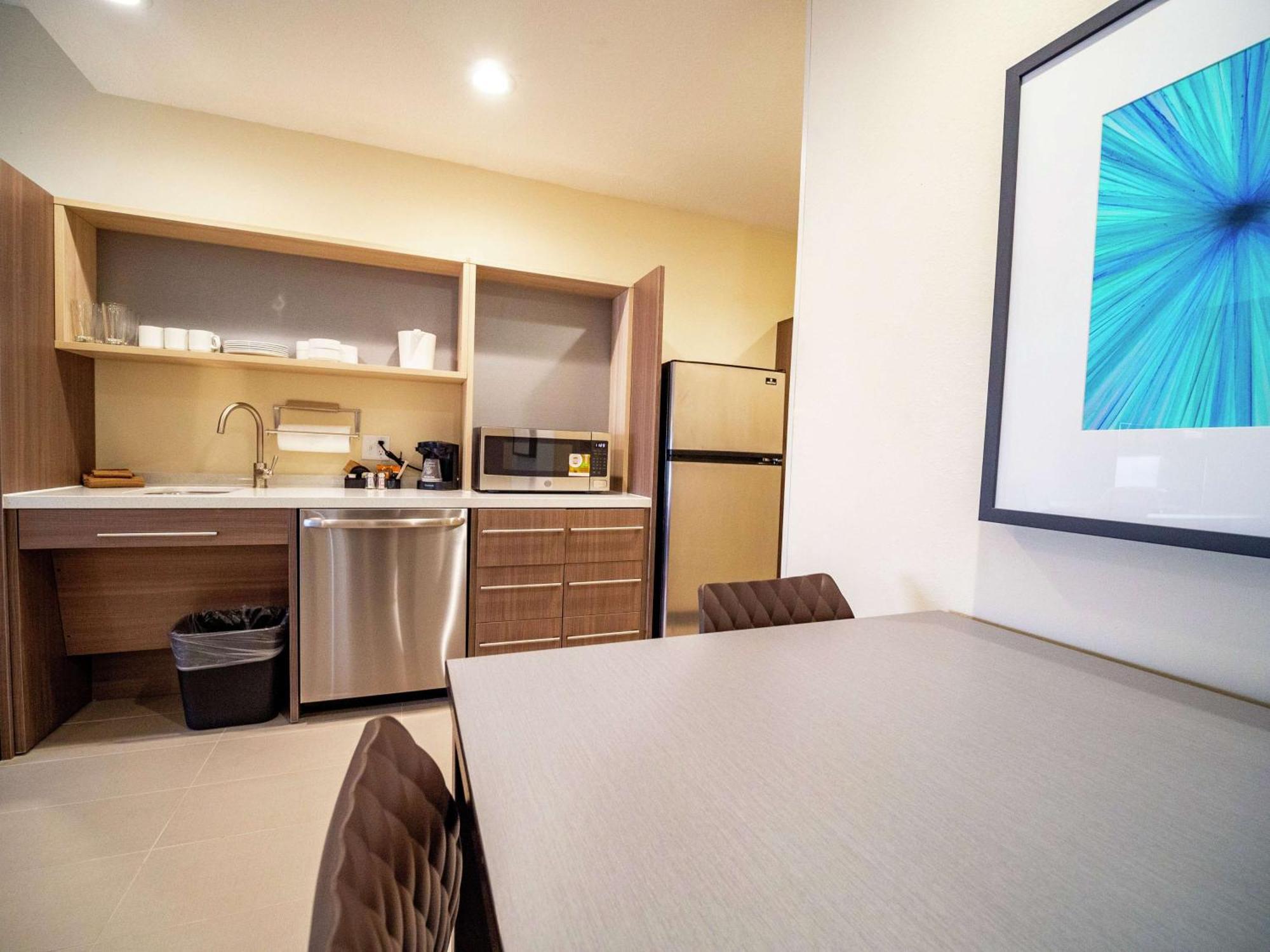 Queen Suite Mobility Access or Non-Smoking,1557376732:JPEG