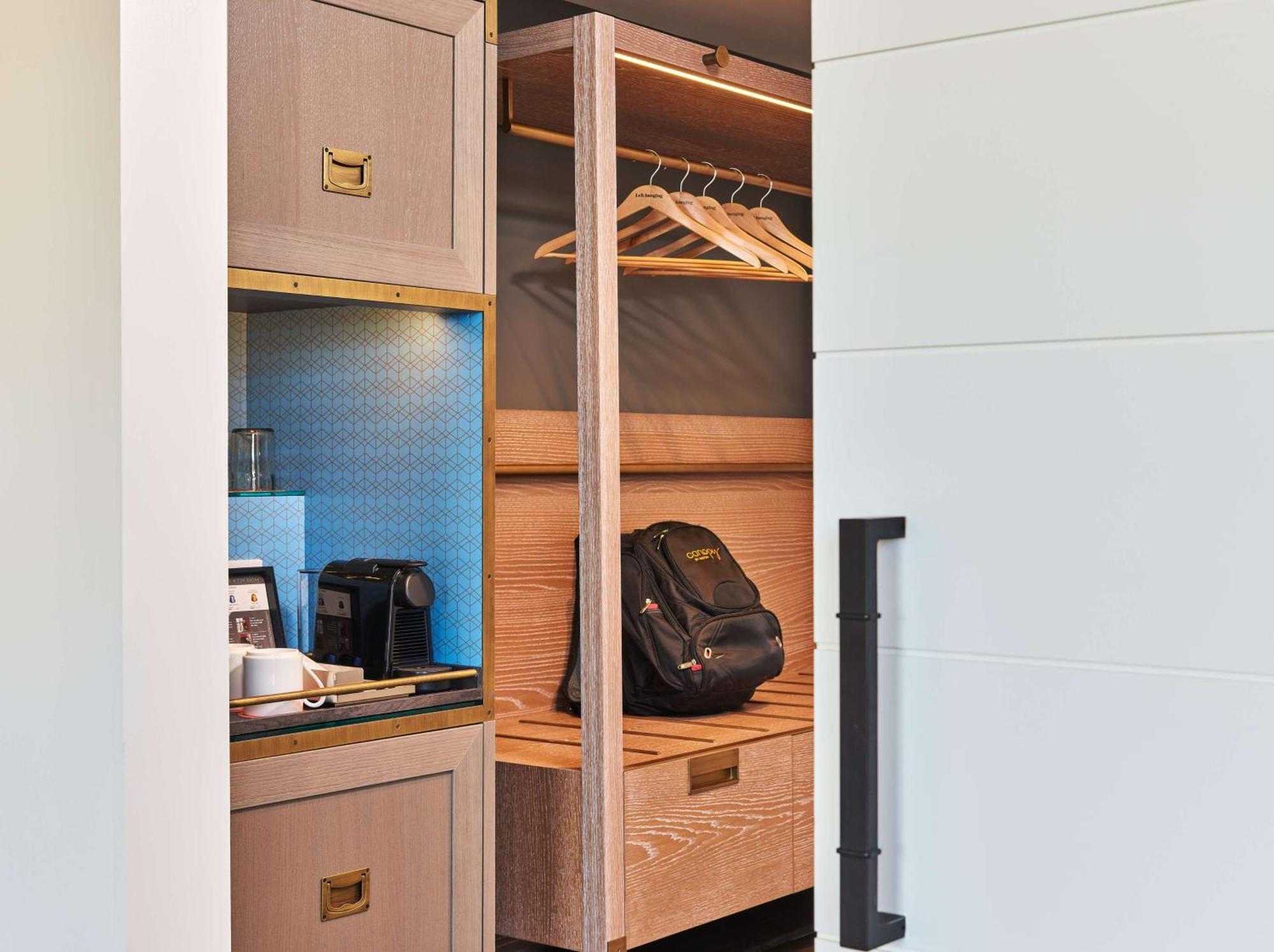Premium Corner King Room with City View