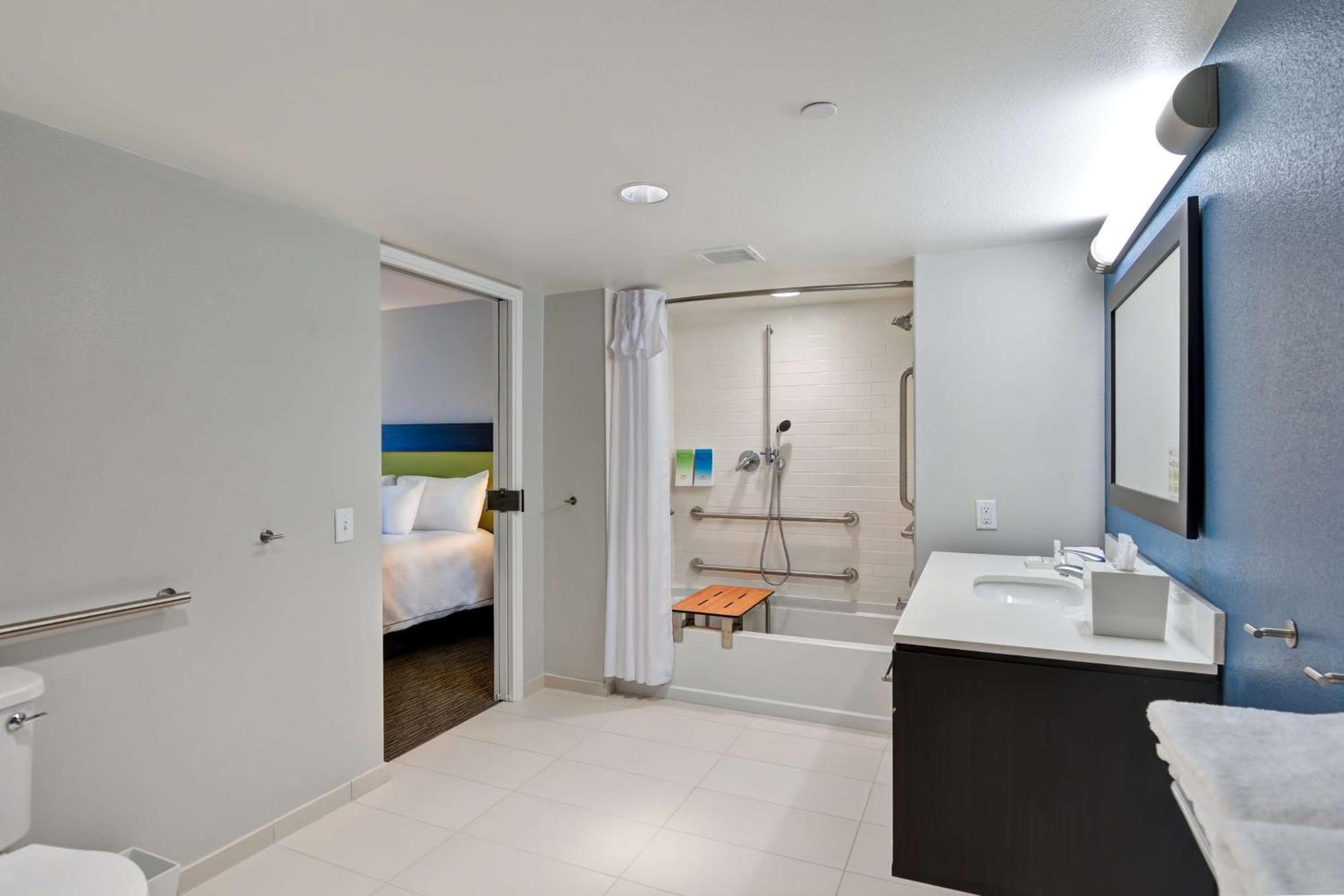 King Suite - Mobility Access/Non-Smoking