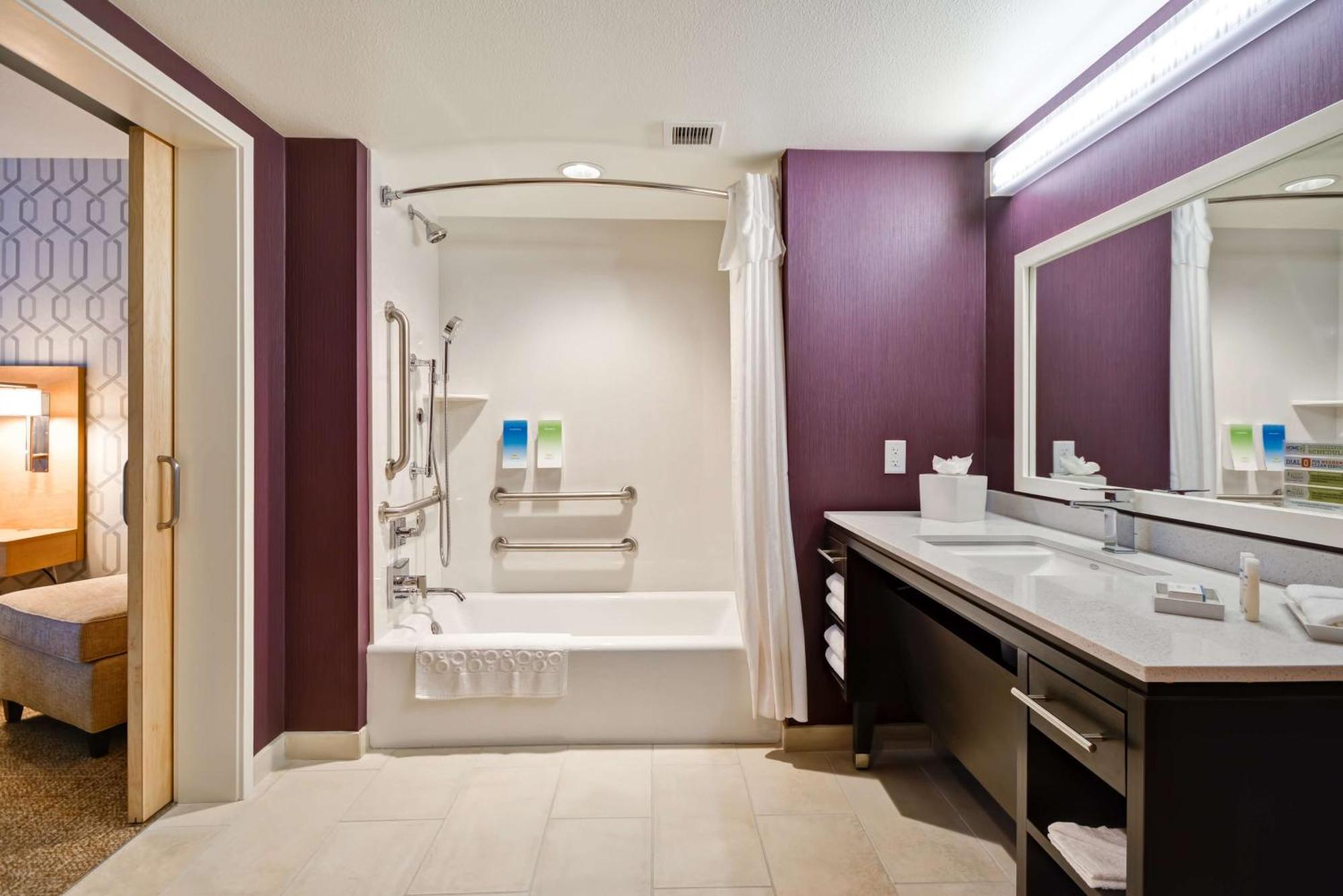 King Suite - Mobility Access/Non-Smoking