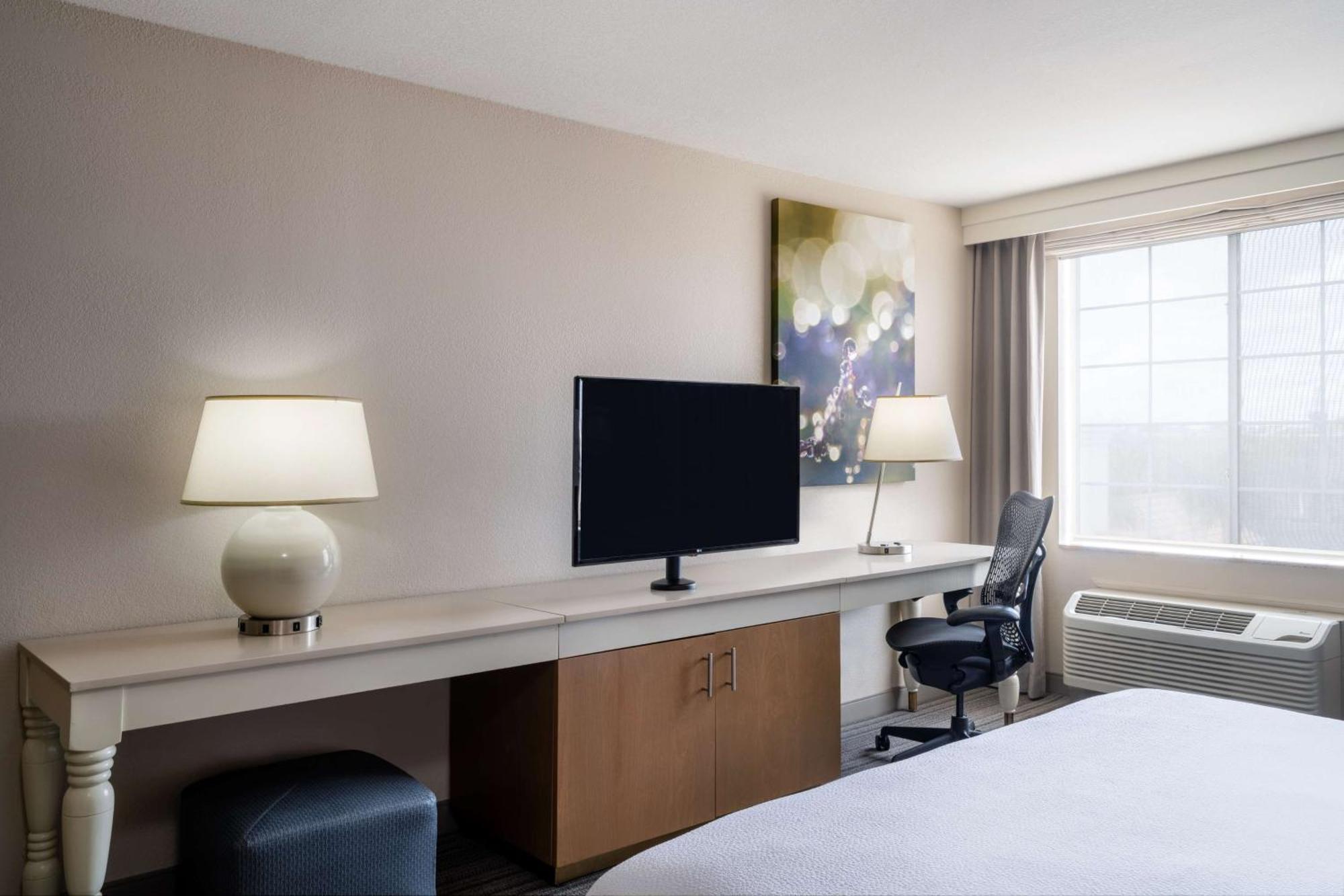 King Room with Bath Tub - Disability Access