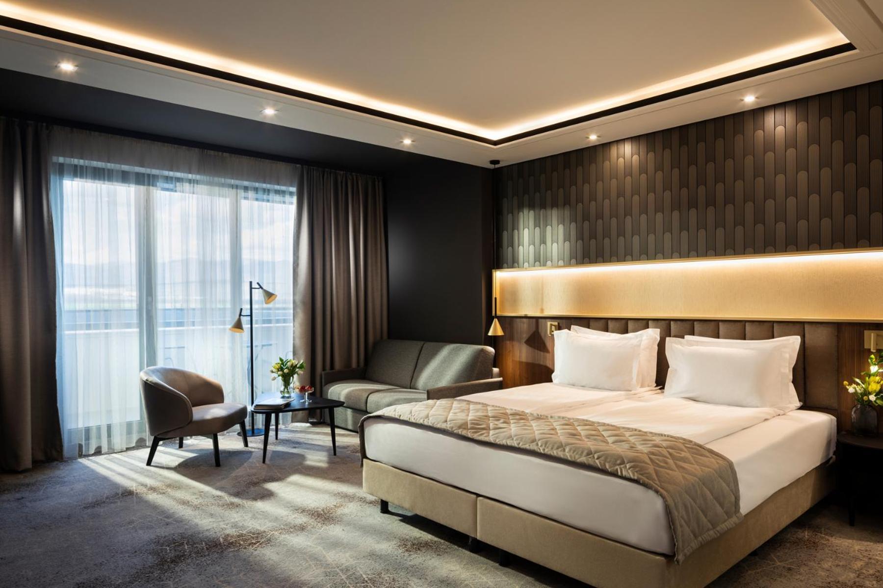 Habitación doble deluxe con cama grande y balcón