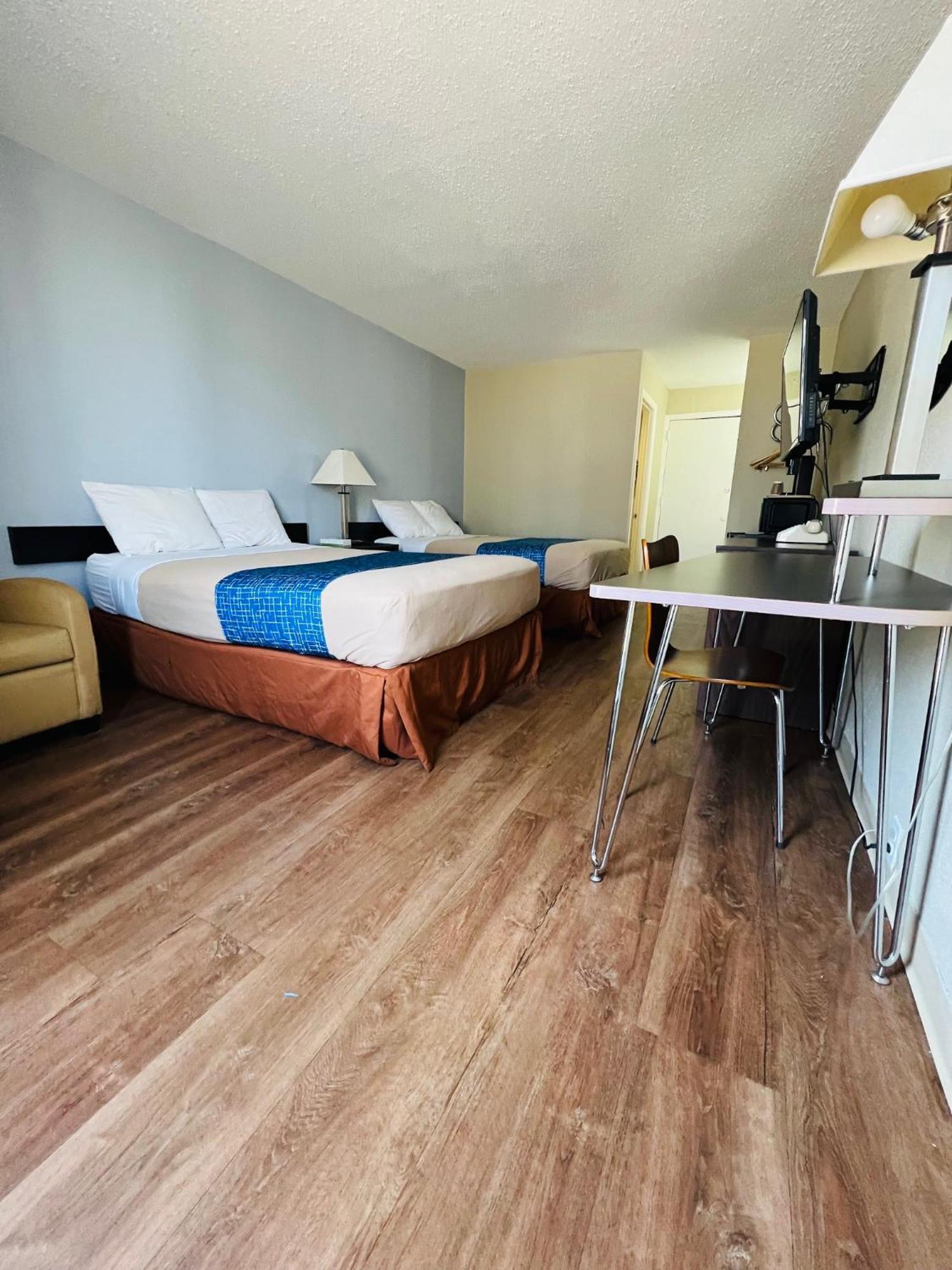 Double Room with Two Double Beds - Smoking