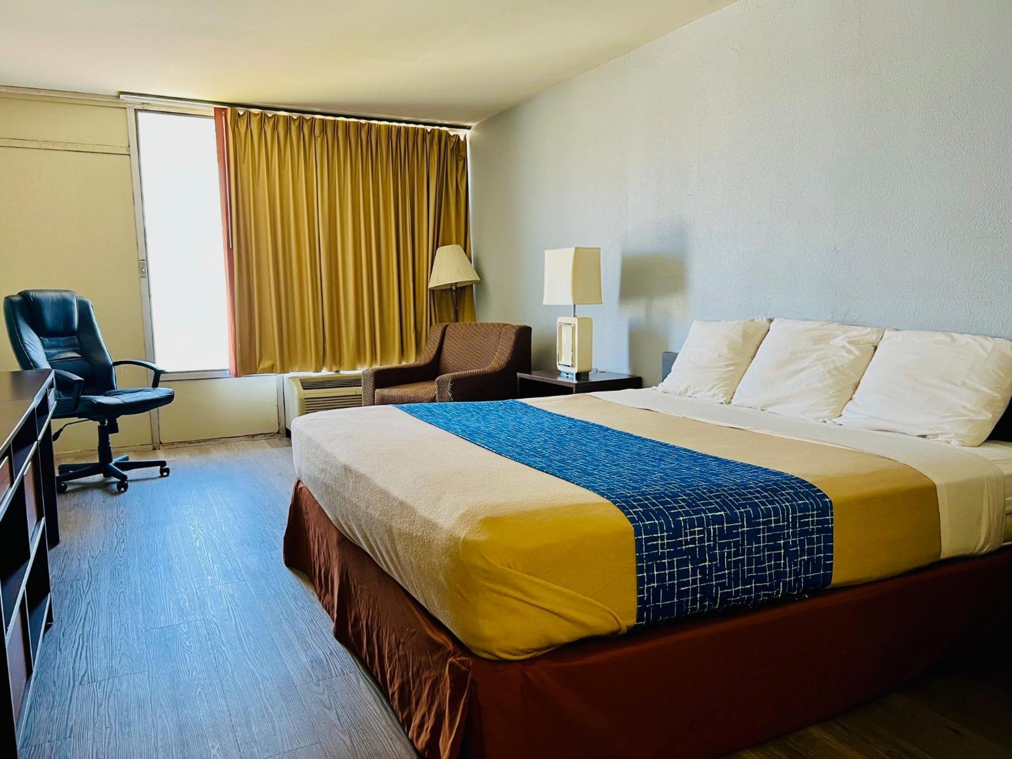 King Room with Roll-in Shower - Mobility Access/Non-Smoking