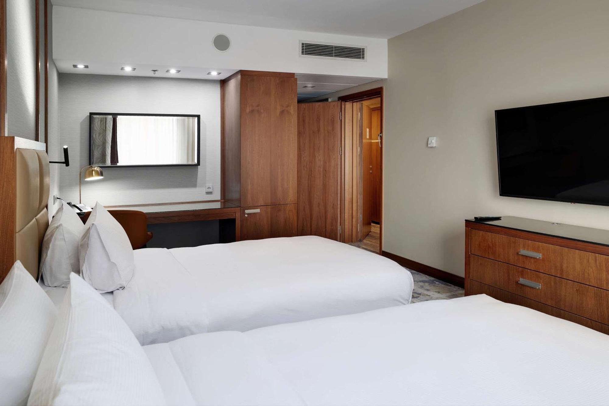 Family King Room with Two Twin Beds