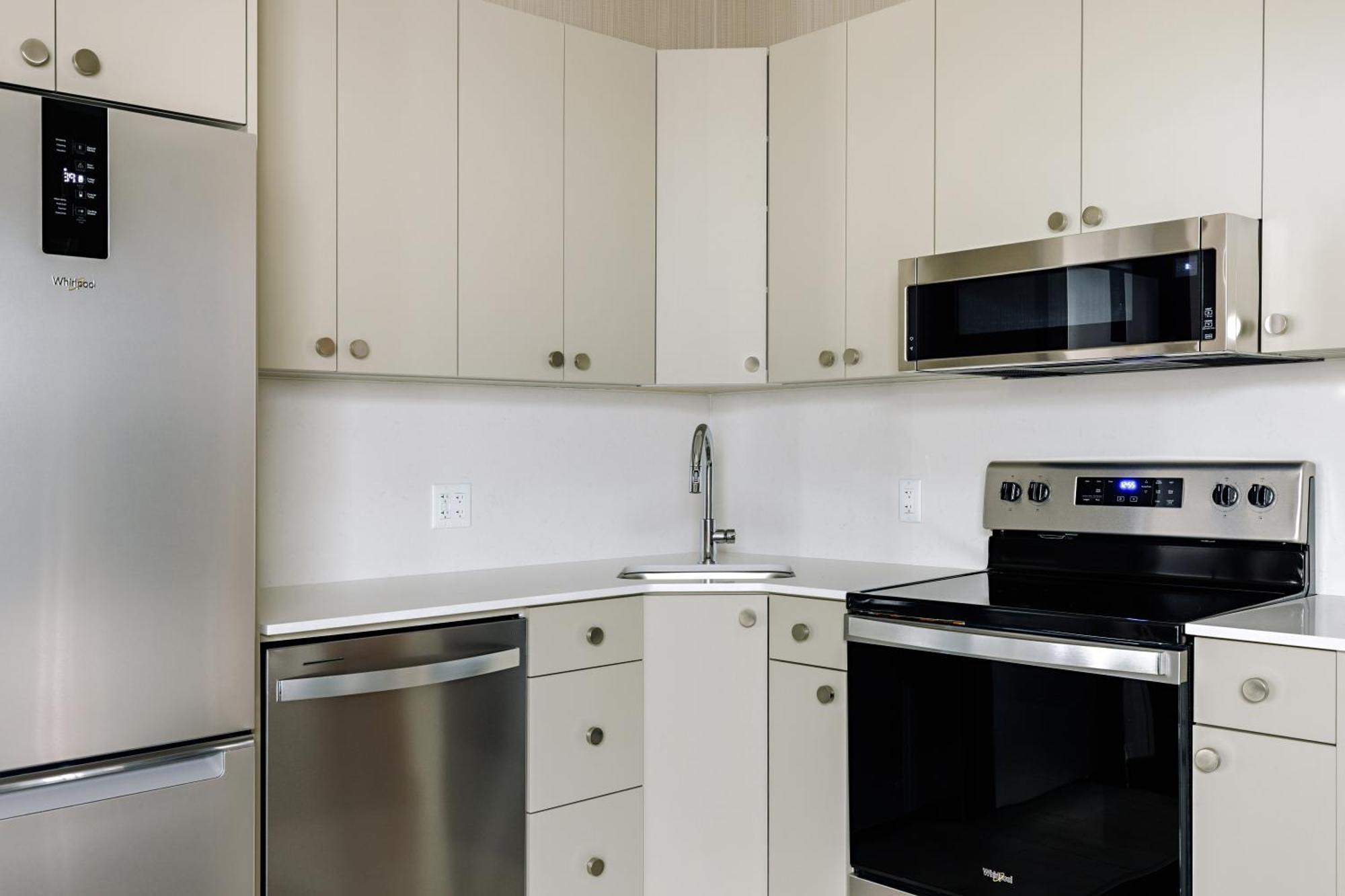 One-Bedroom Queen Suite with Mountain View - Non-Smoking