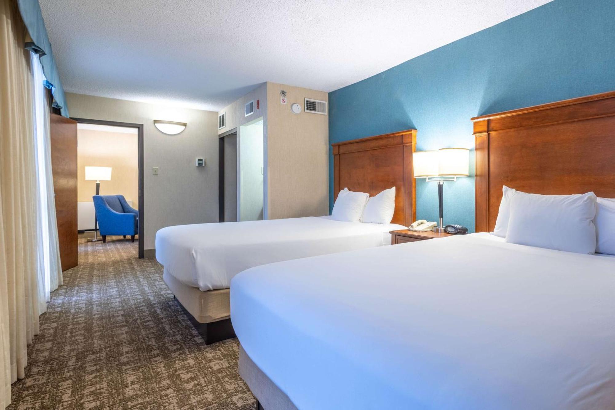 2 Queen Bed Suite, 2 Rooms with Sofa Sleeper