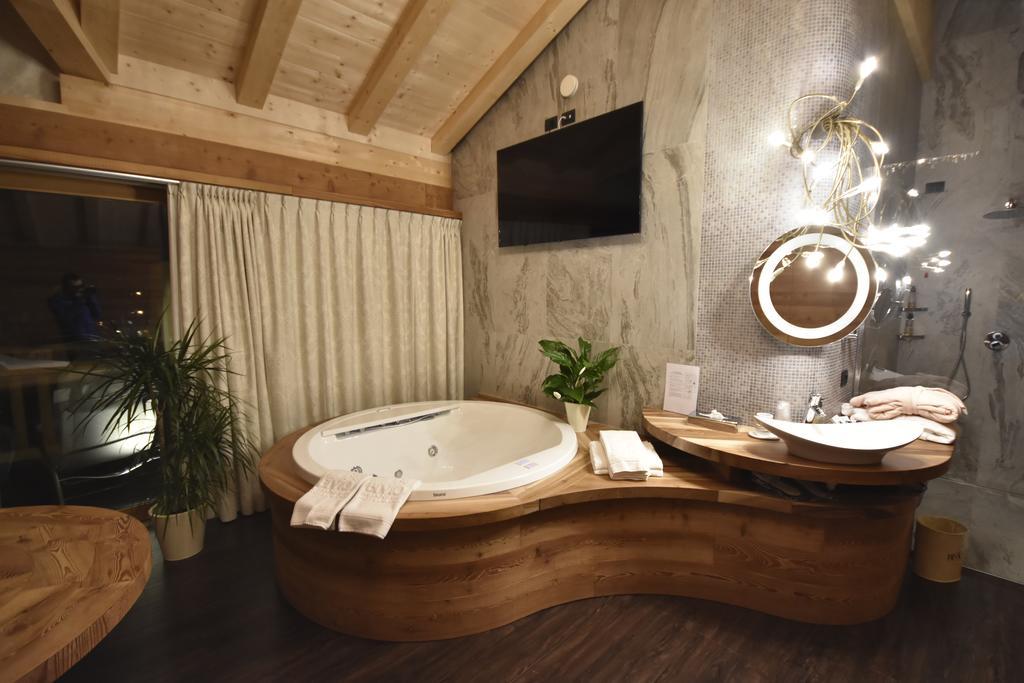 Luxury Suite Spa Bath,157681236:JPEG