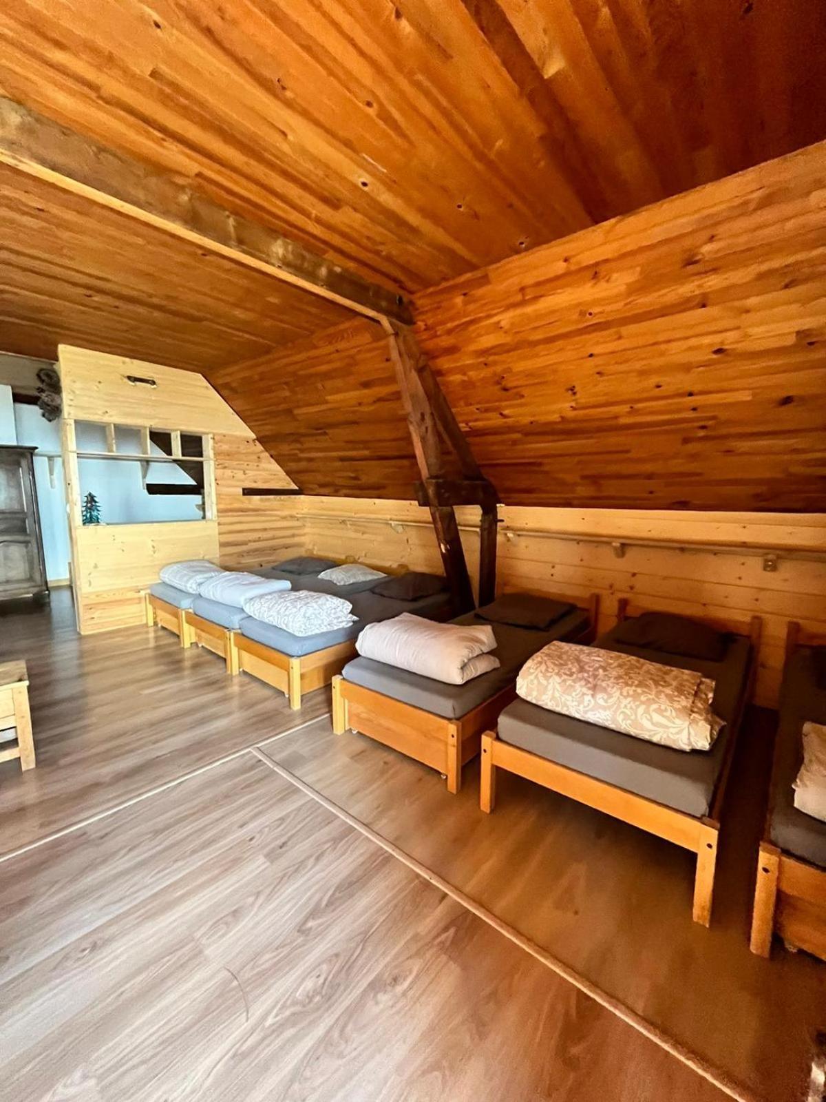 Lit Simple dans Dortoir Mixte