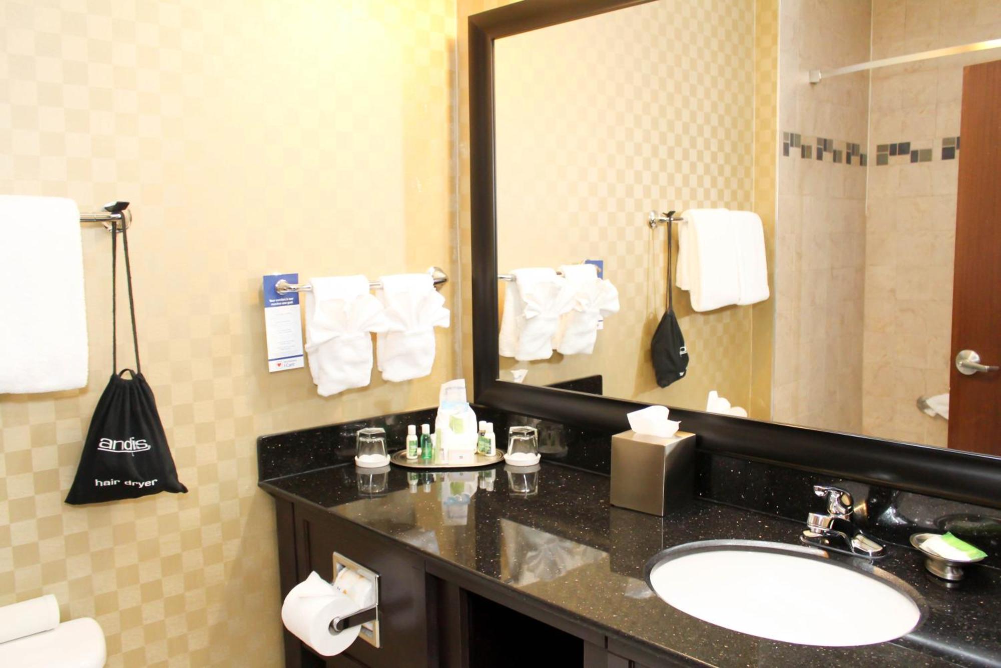 Queen Room with Two Queen Beds - Pet Friendly