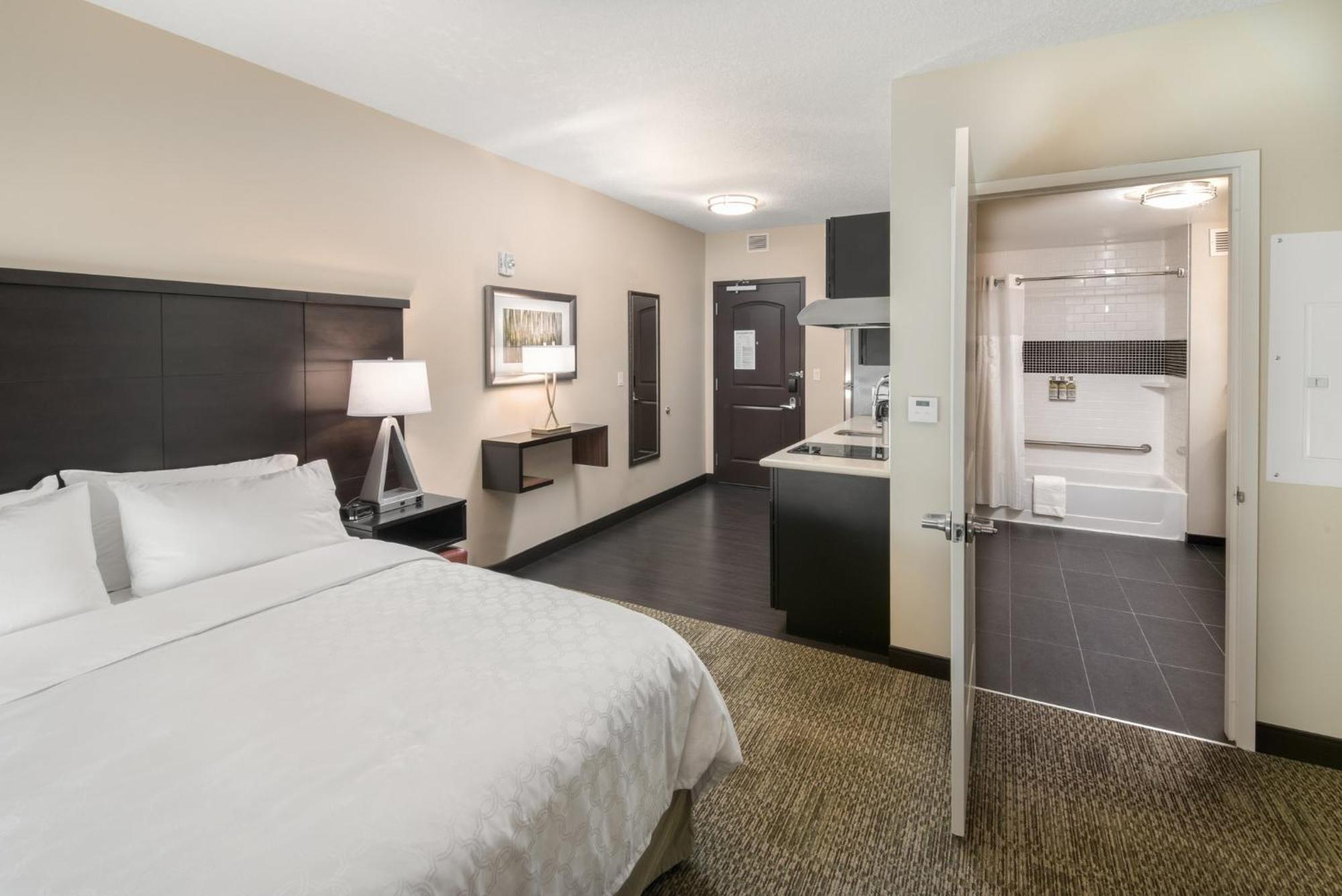 Queen Studio Suite- with Roll in Shower - Disability Accessible/Non-Smoking