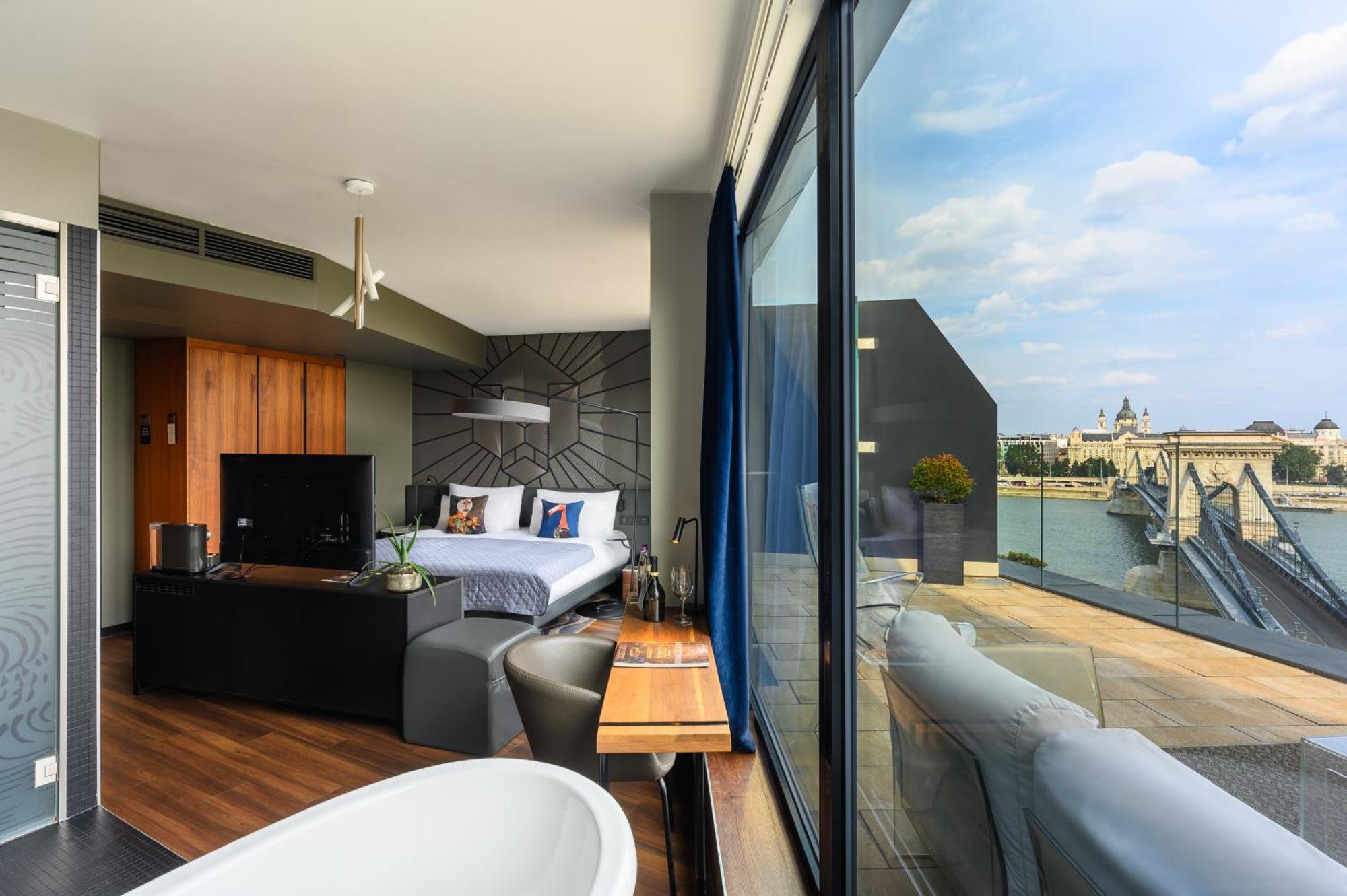 Deluxe Zimmer in der obersten Etage mit Balkon und Aussicht auf die Donau