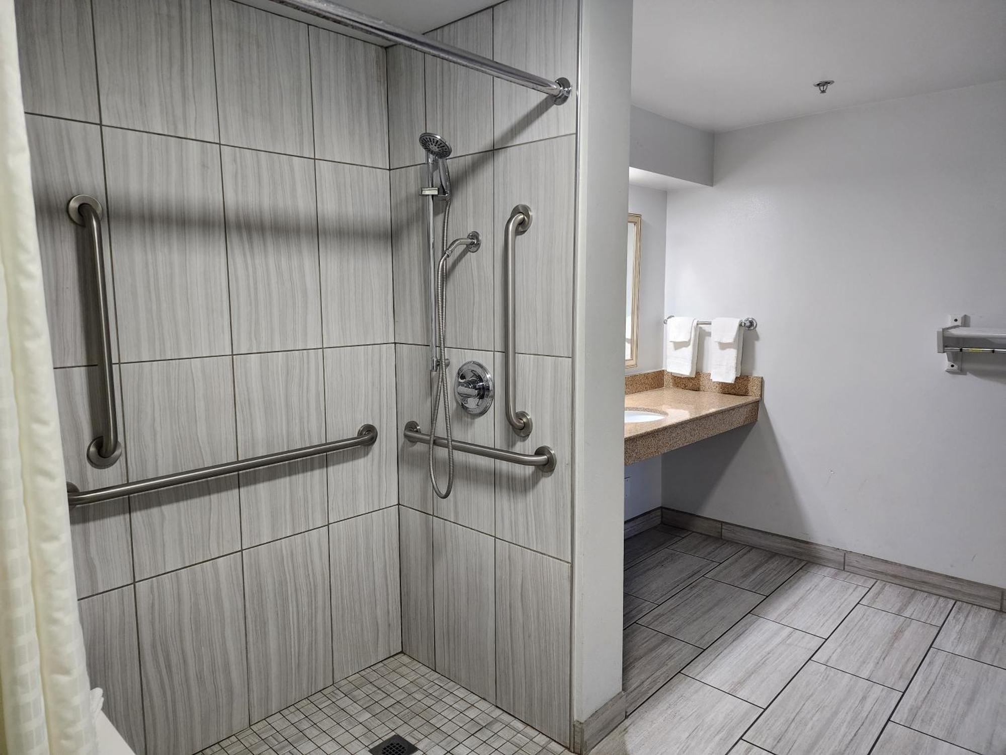 Queen Room - Disability Access - Roll in Shower