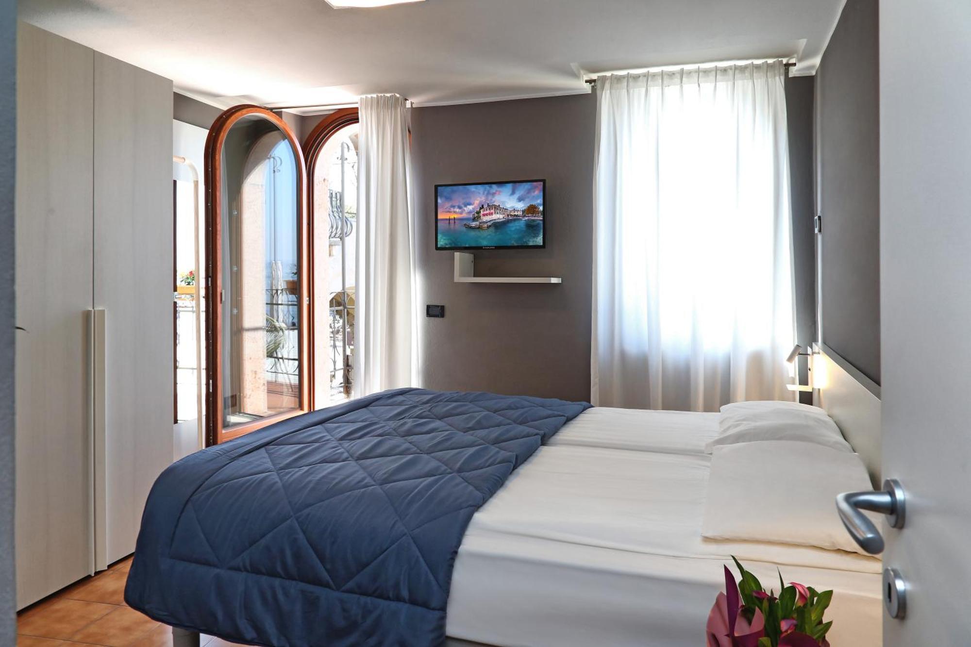 Deluxe Double or Twin Room Balcony Lake View,1580158933:JPEG