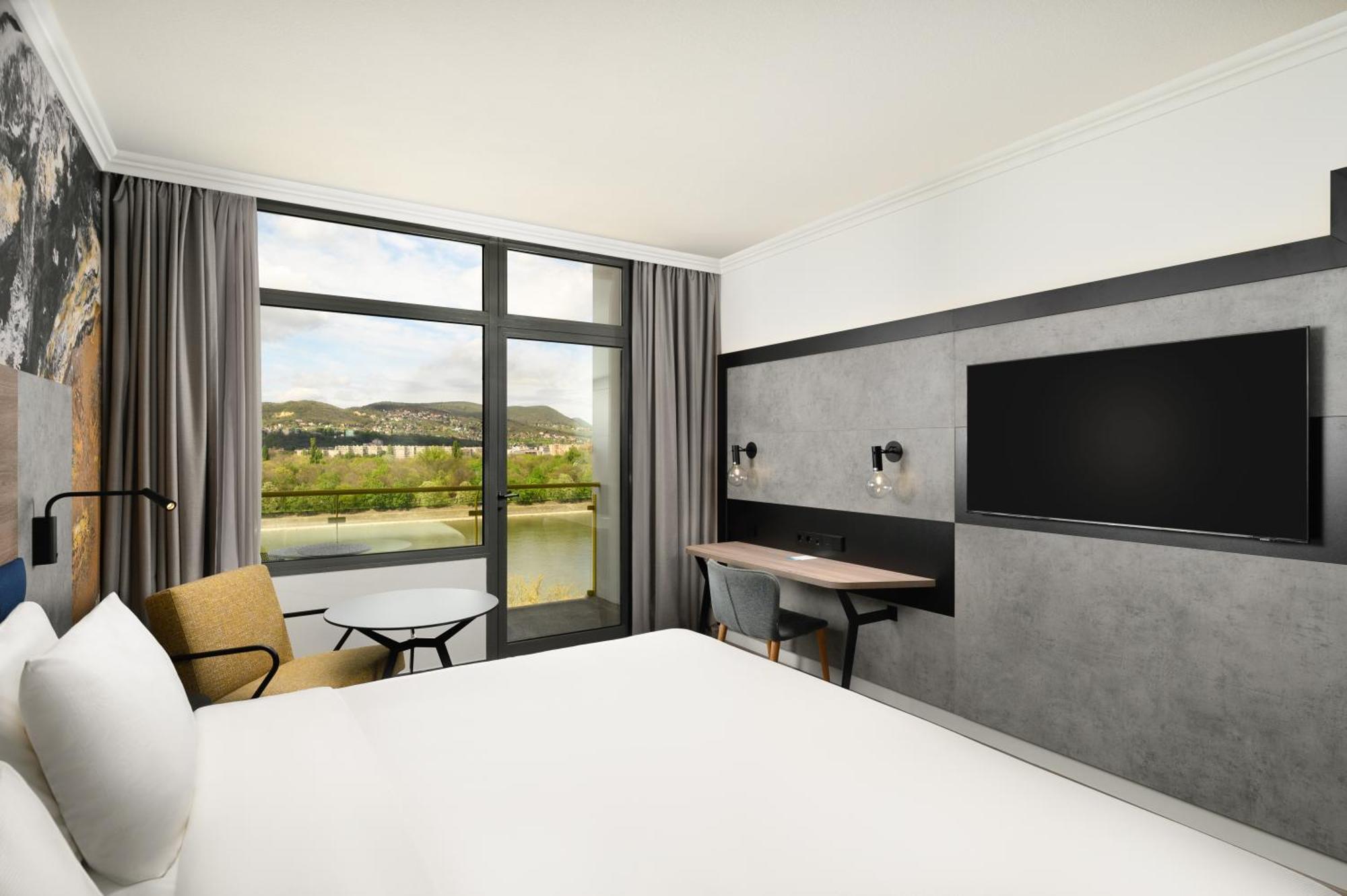 Habitación Doble Premium Plus con balcón y vistas al Danubio (recién reformada)